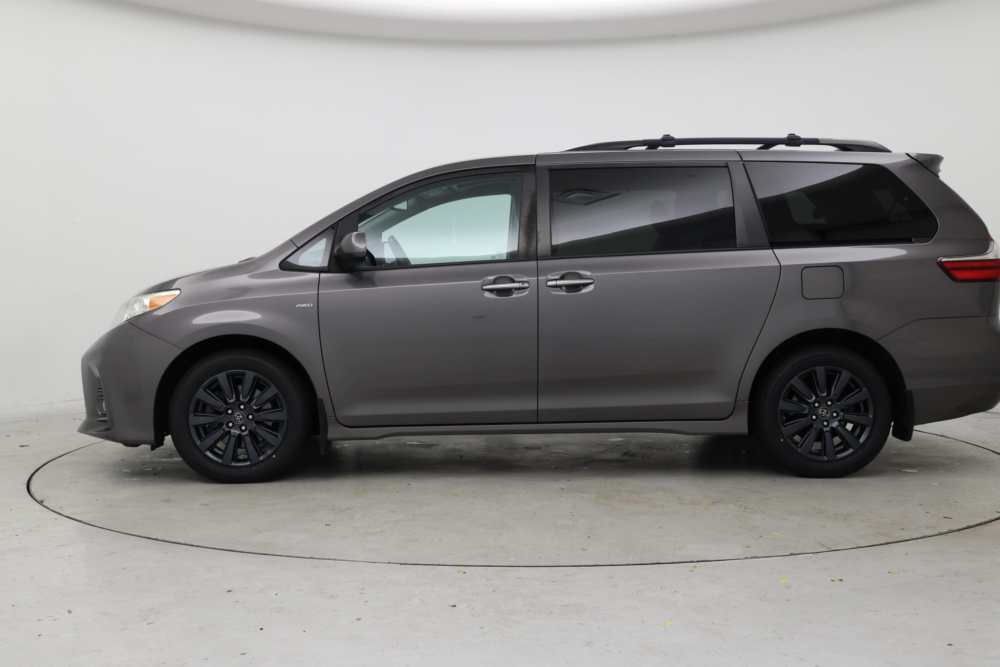 Thumbnail: 2019 Toyota Sienna - 3