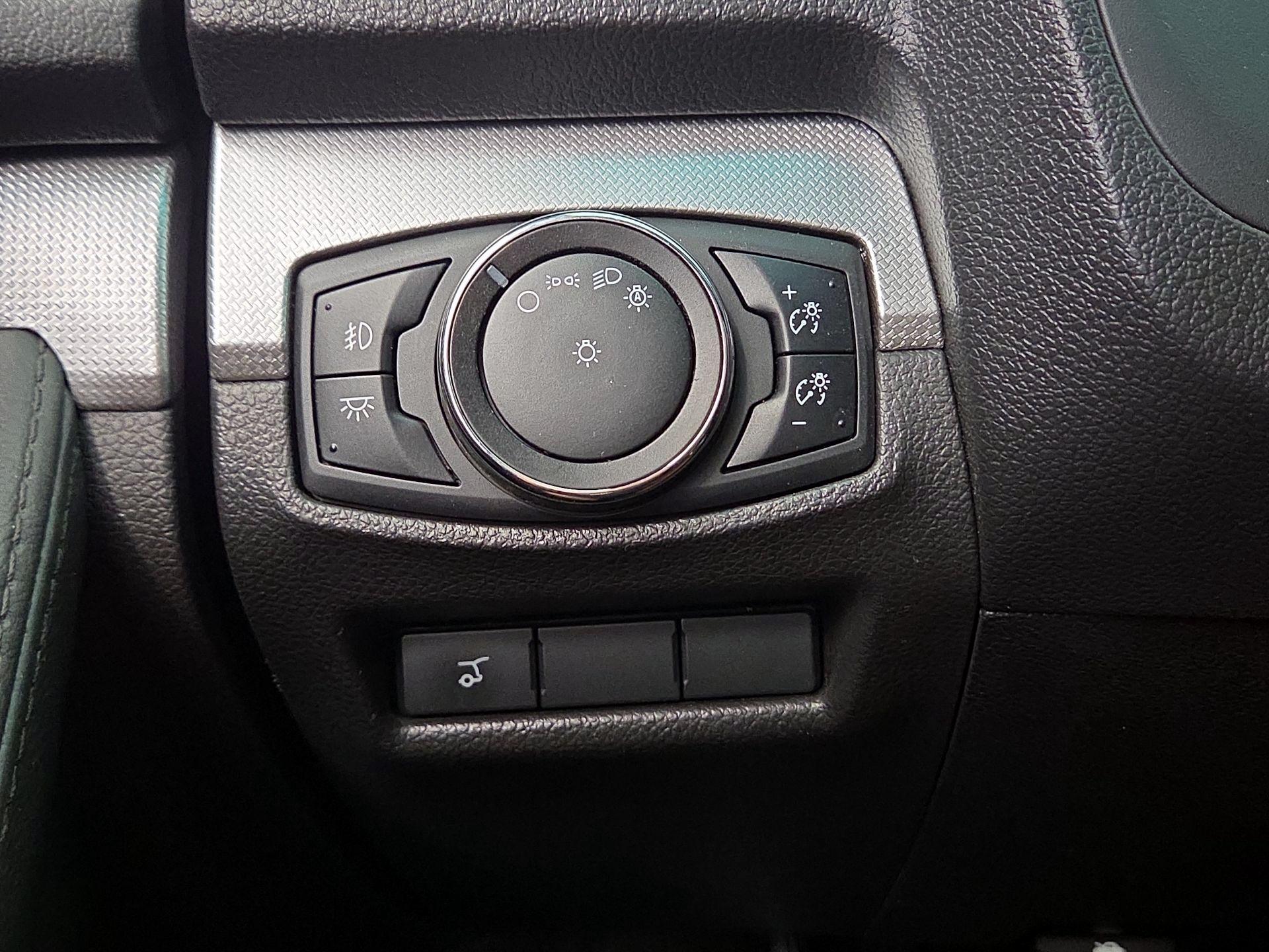 Thumbnail: 2015 Ford Explorer - 13