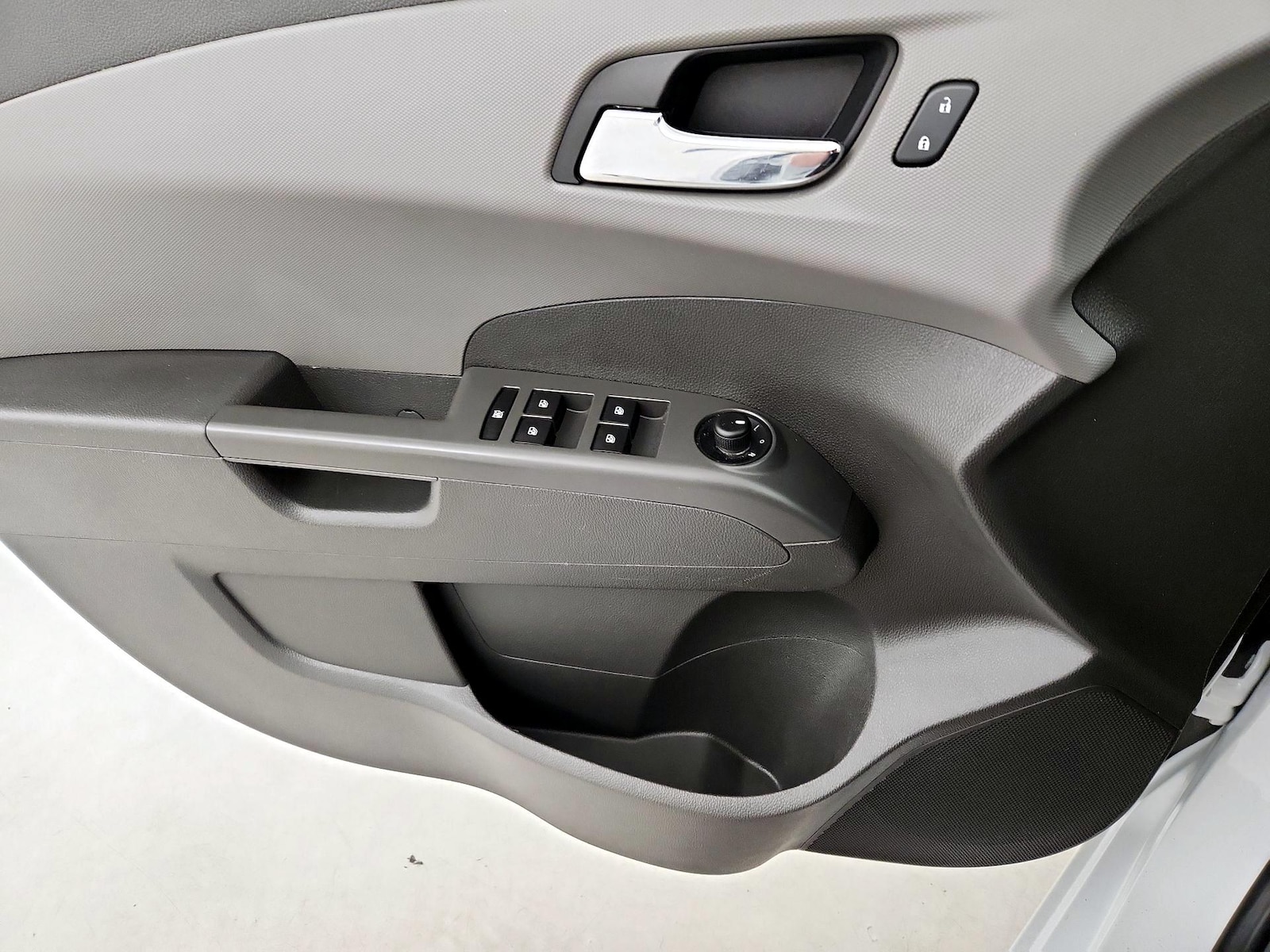 2016 Chevrolet Sonic LT - Photo 13