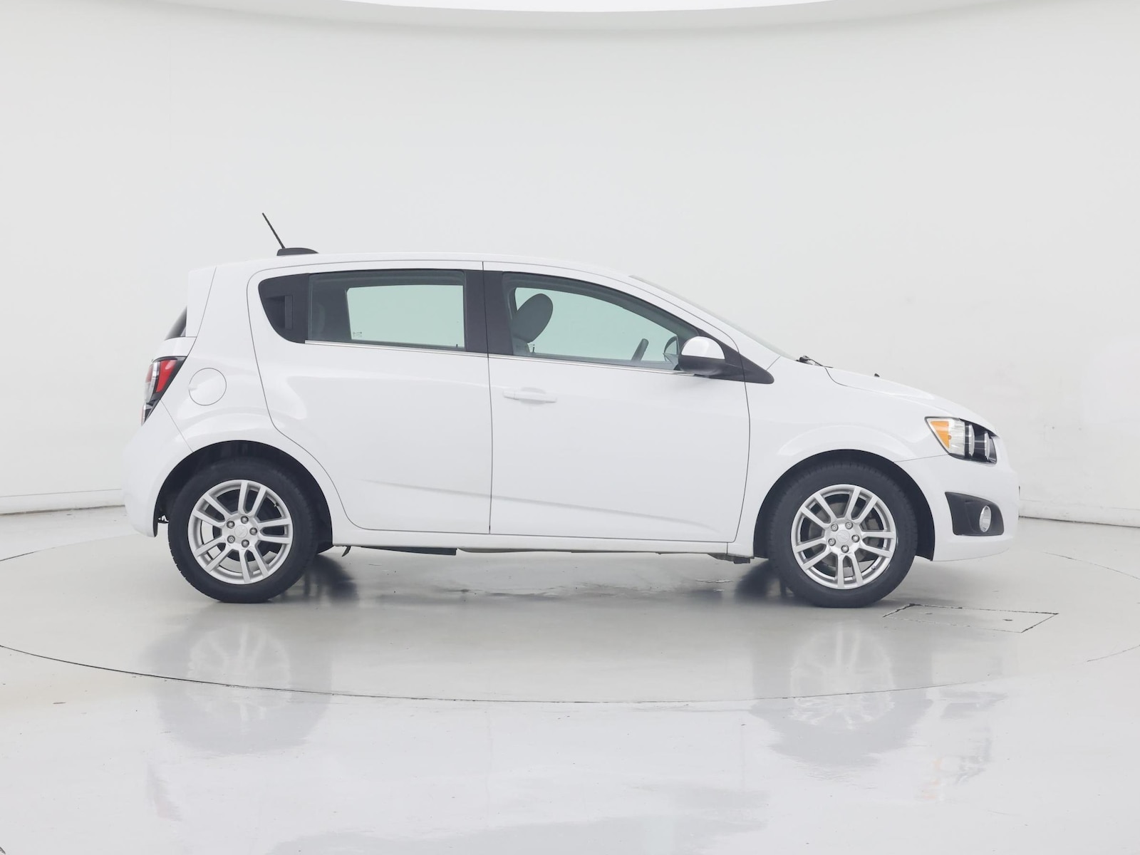 2016 Chevrolet Sonic LT - Photo 8