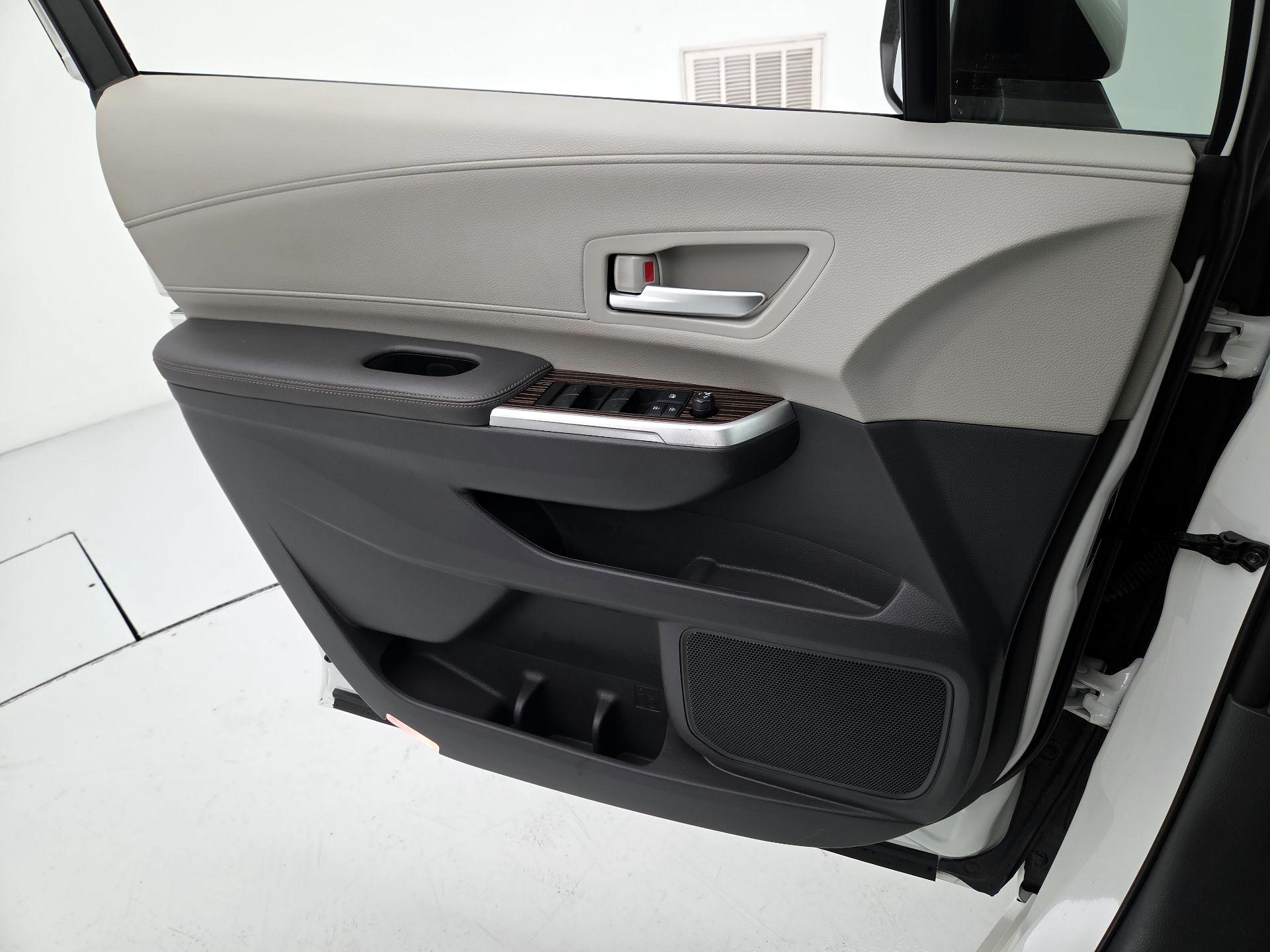 Thumbnail: 2021 Toyota Sienna - 12