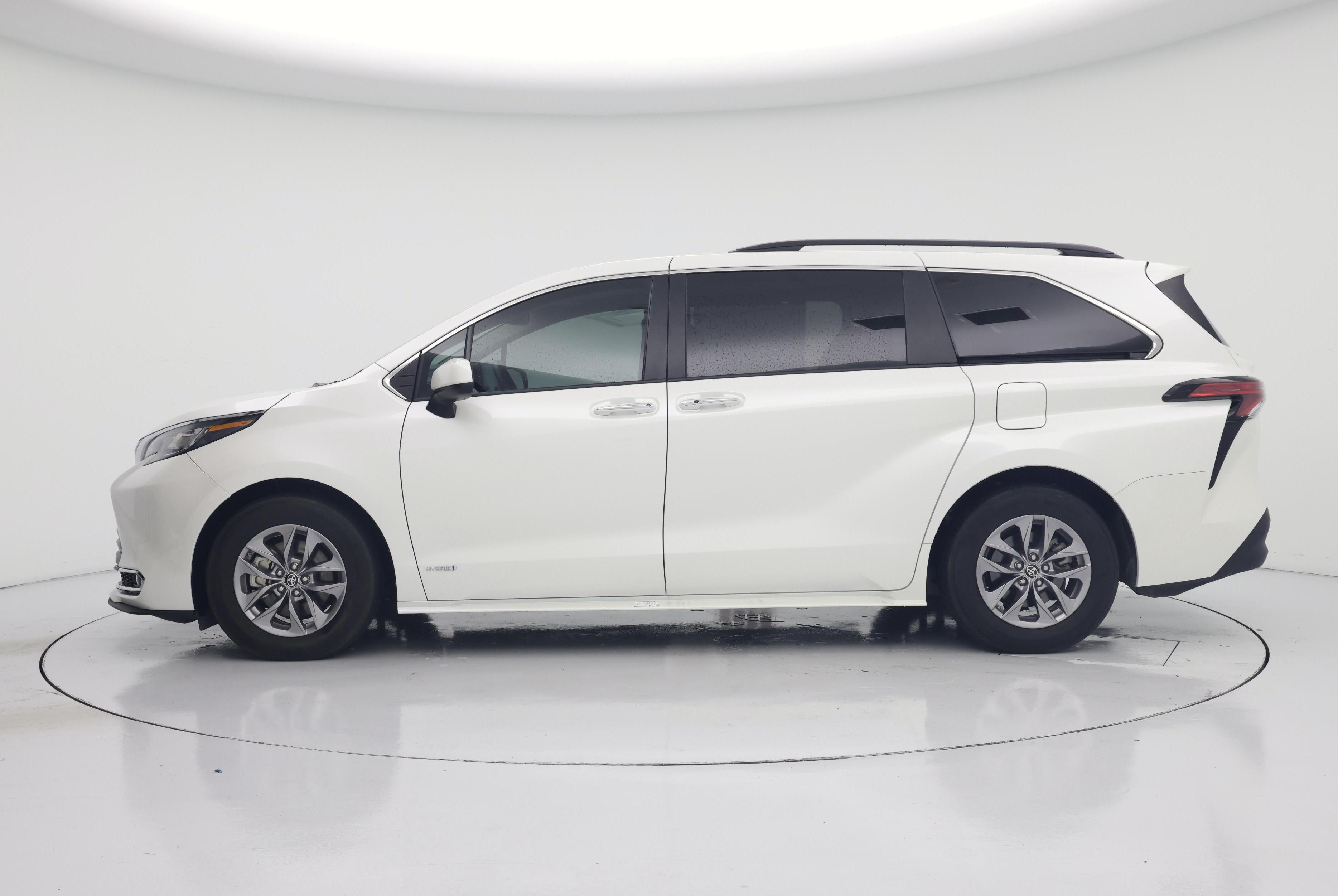 Thumbnail: 2021 Toyota Sienna - 3