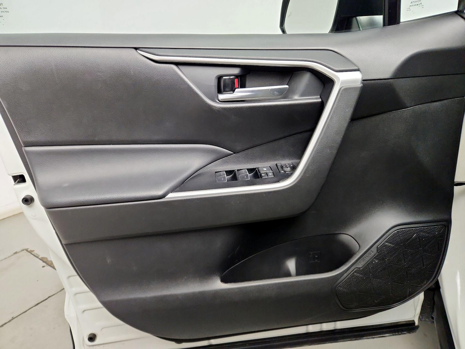 2025 Toyota RAV4 XLE - Photo 13