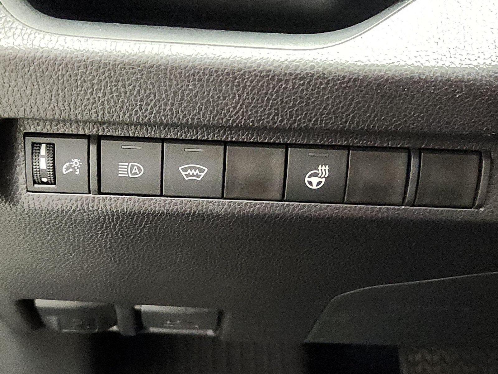 2025 Toyota RAV4 XLE - Photo 14