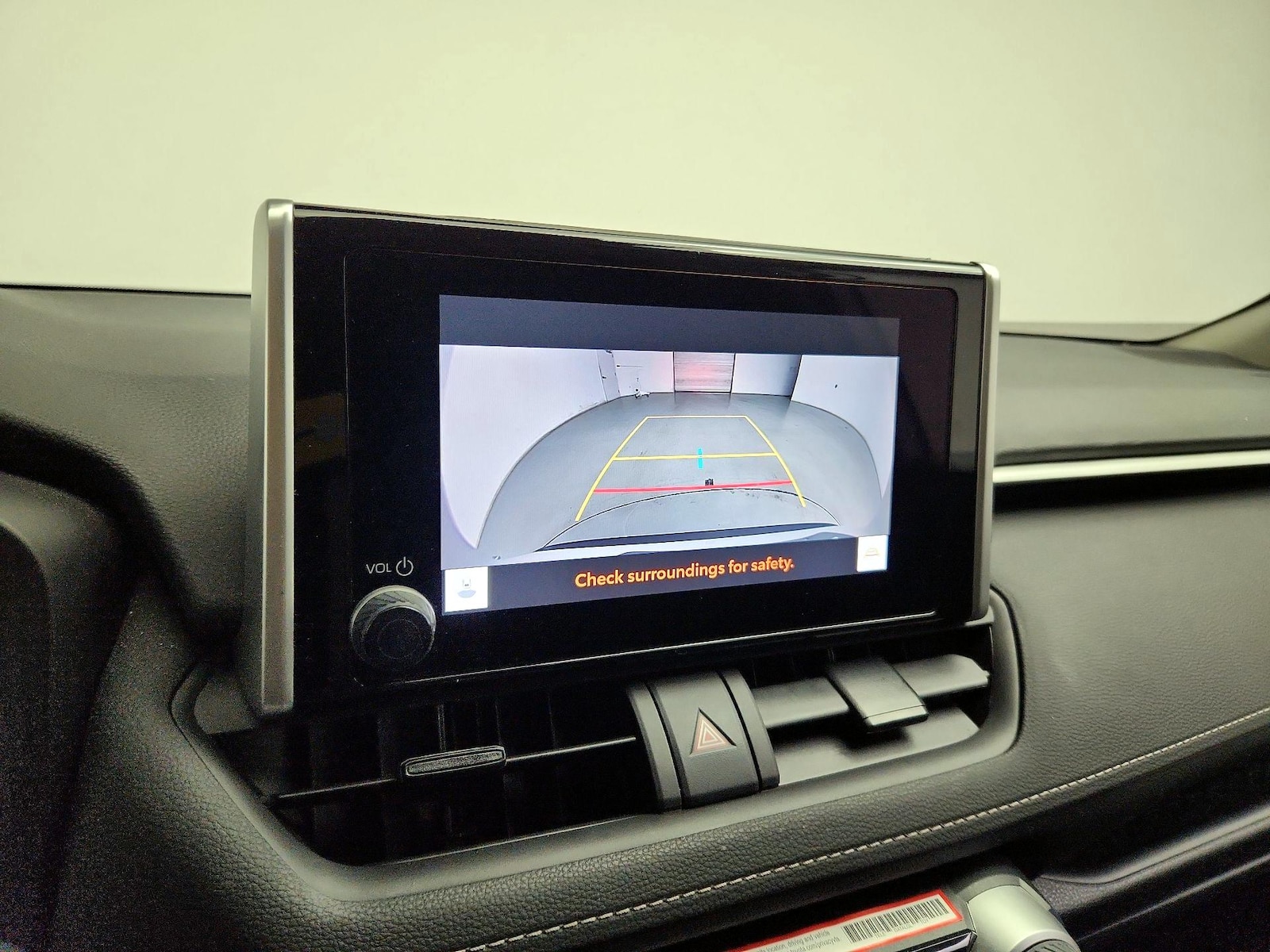 2025 Toyota RAV4 XLE - Photo 15