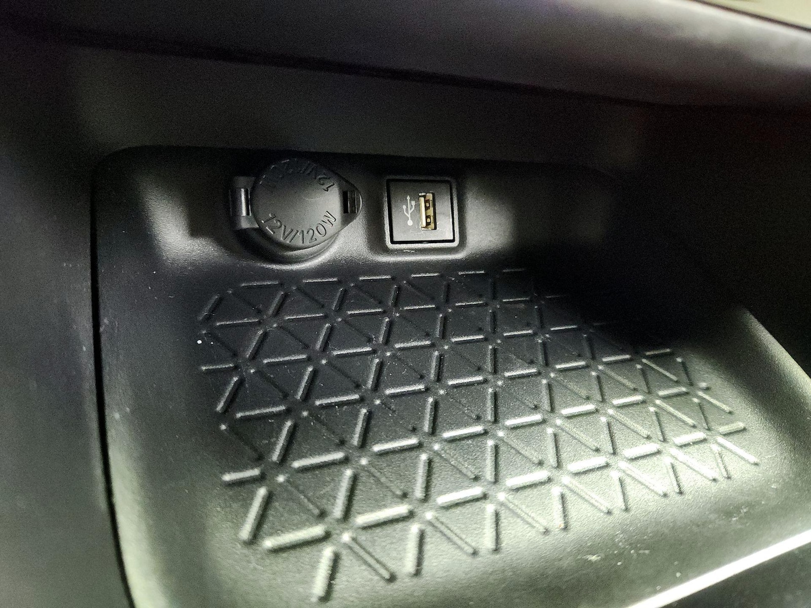 2025 Toyota RAV4 XLE - Photo 19