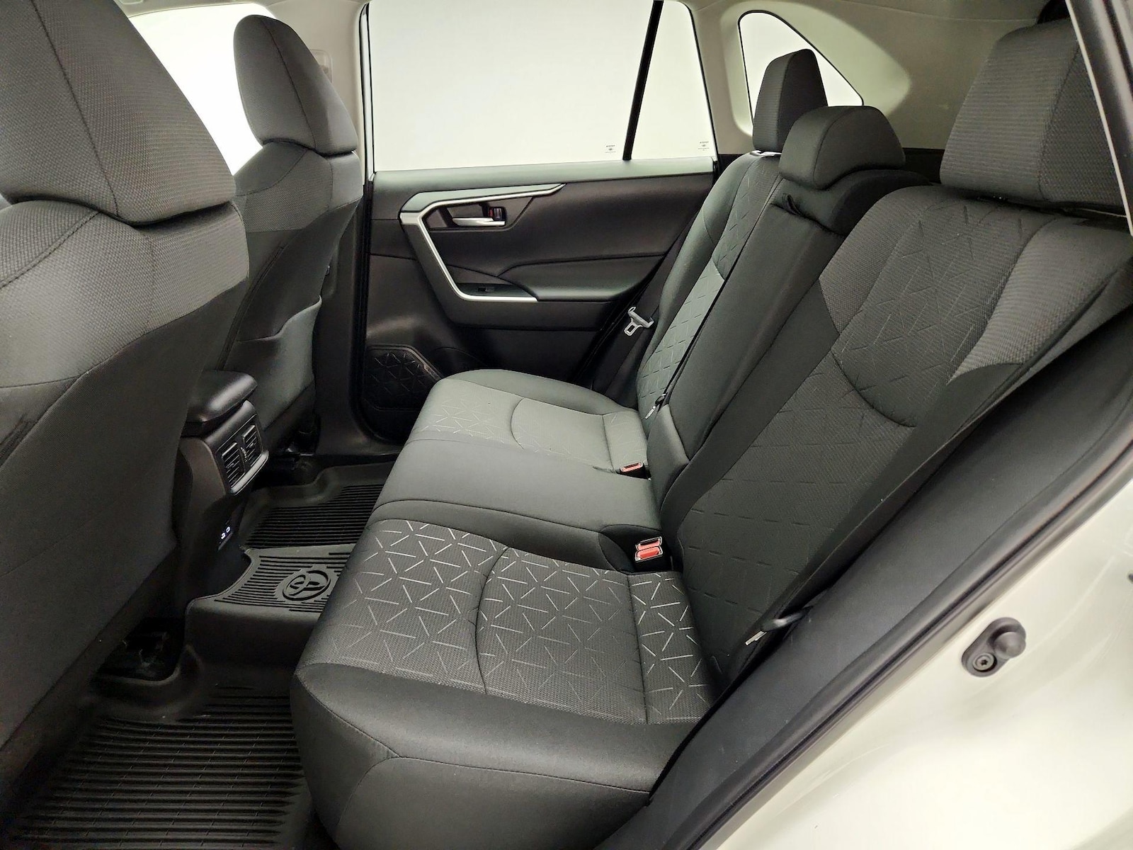 2025 Toyota RAV4 XLE - Photo 20