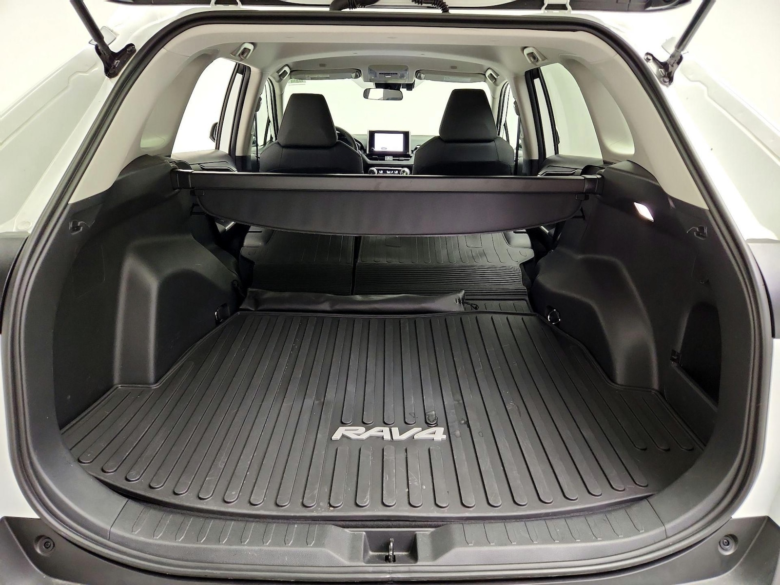 2025 Toyota RAV4 XLE - Photo 22