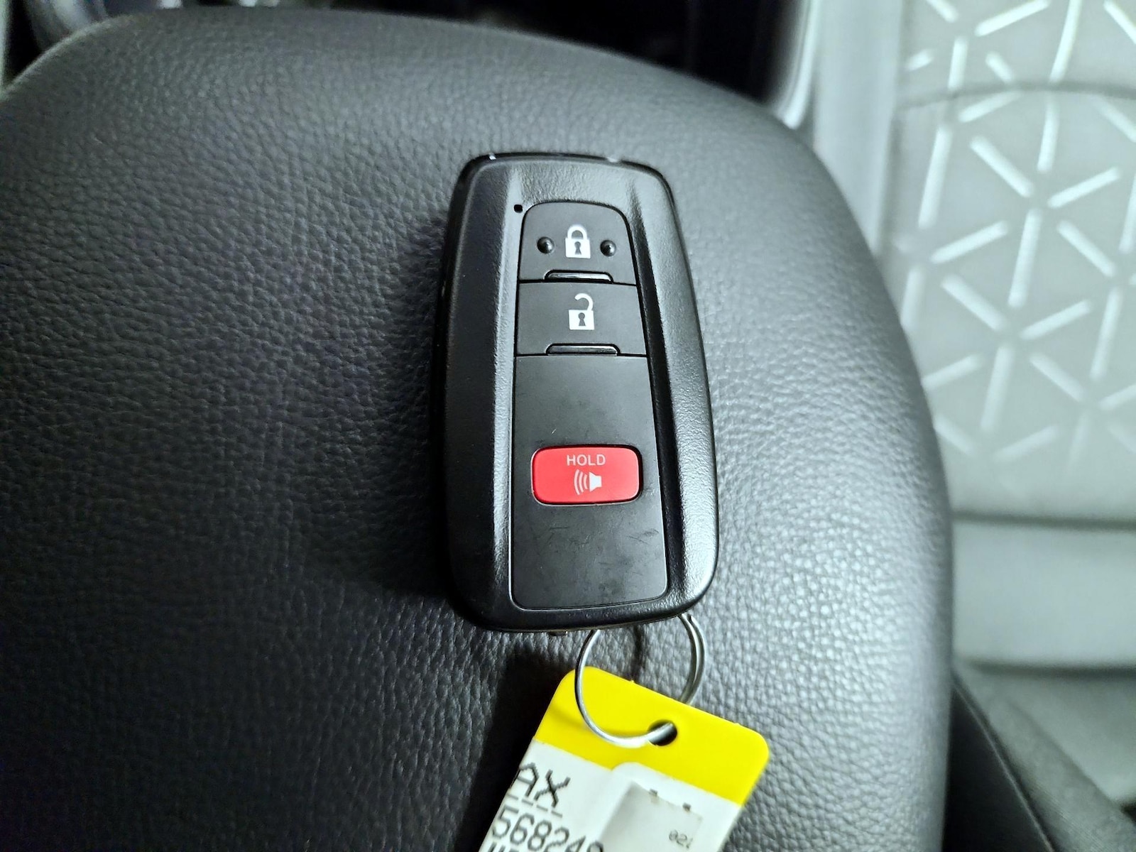 2025 Toyota RAV4 XLE - Photo 24