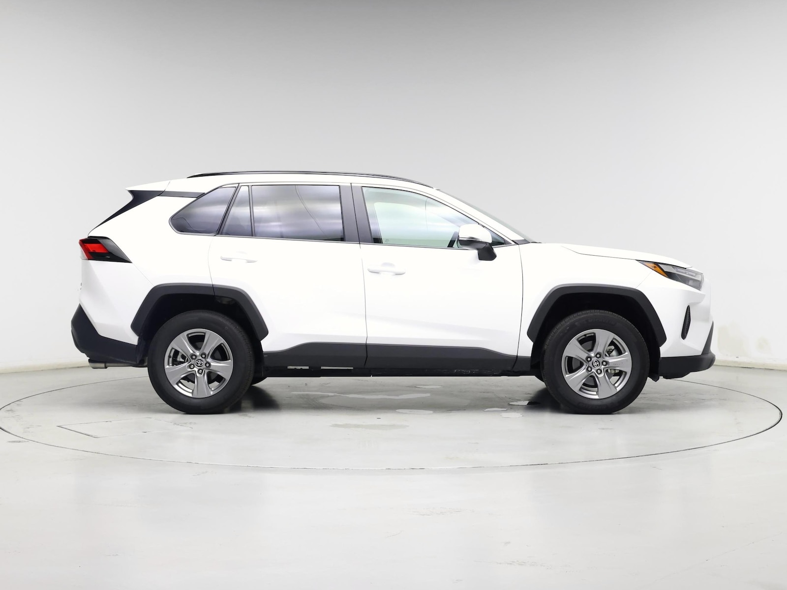 2025 Toyota RAV4 XLE - Photo 8