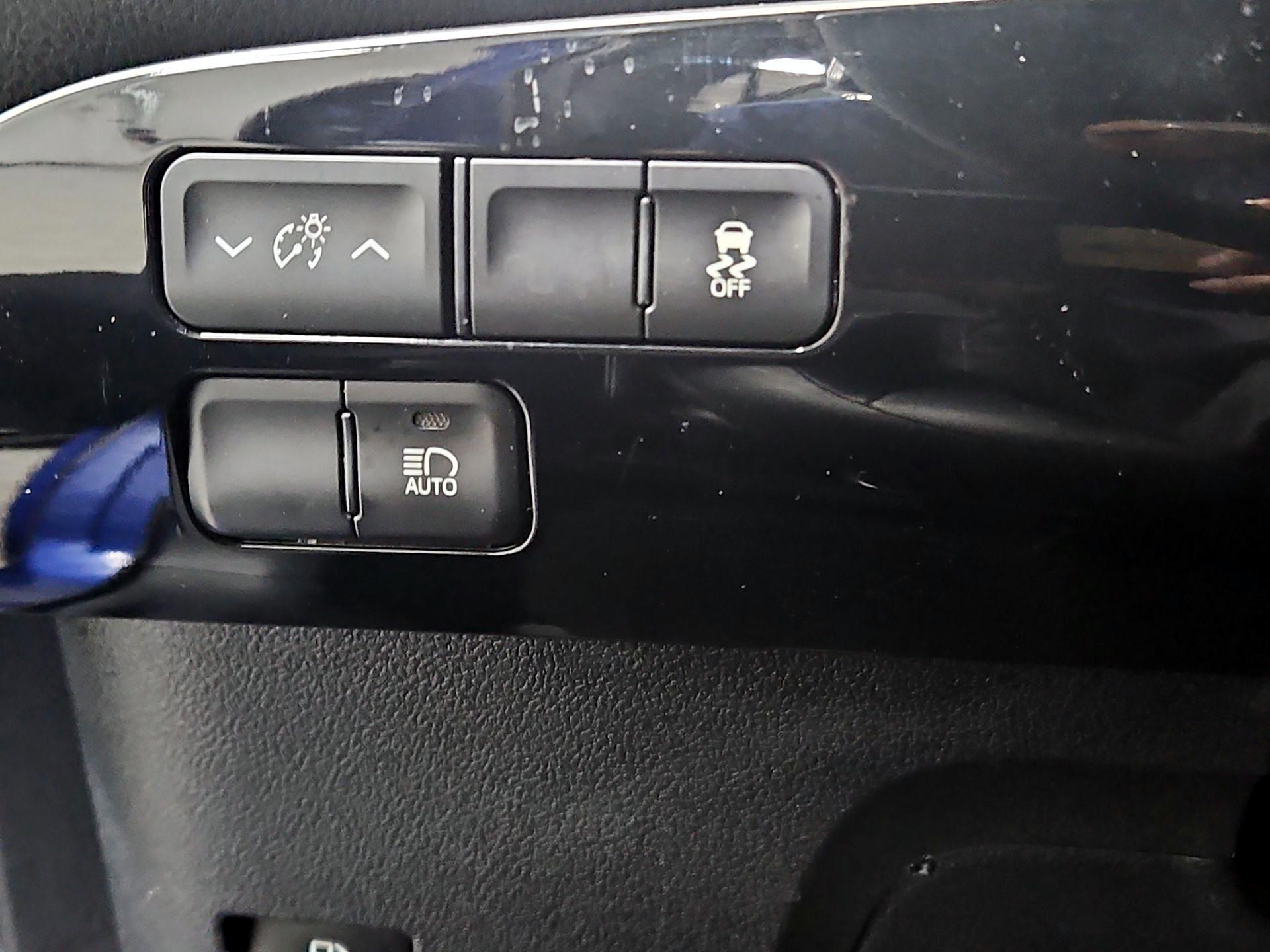 Thumbnail: 2016 Toyota Prius - 13