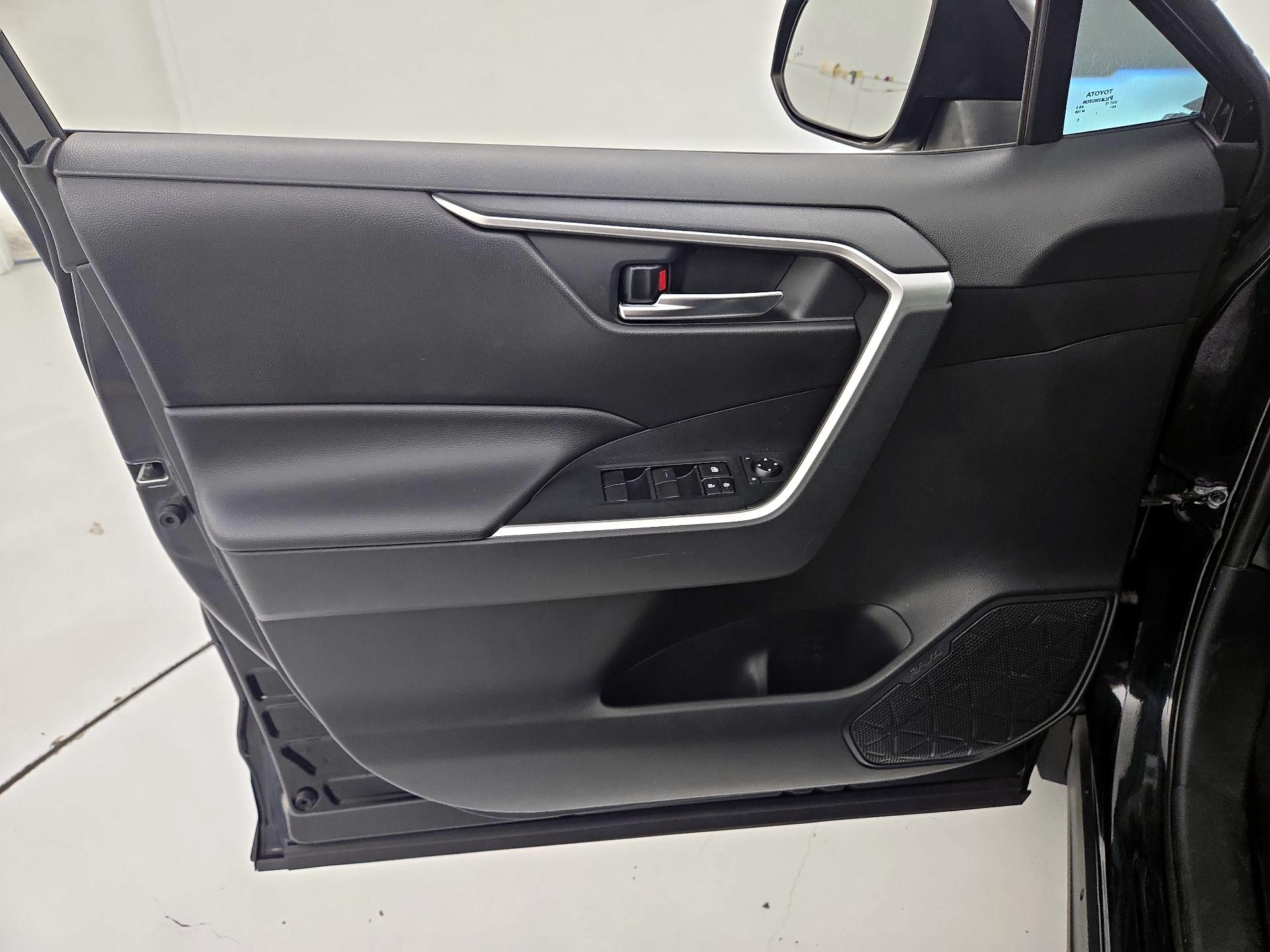 Thumbnail: 2019 Toyota RAV4 - 12