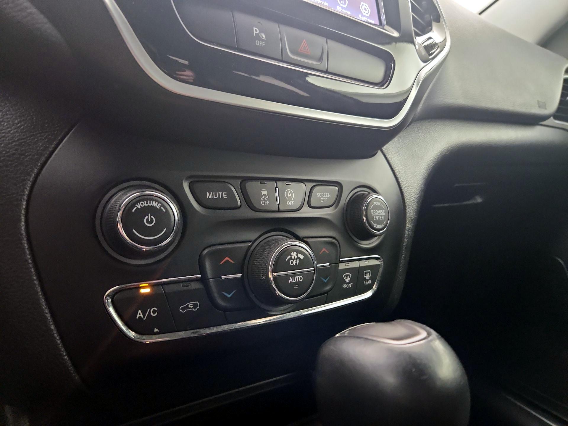 Thumbnail: 2020 Jeep Cherokee - 16