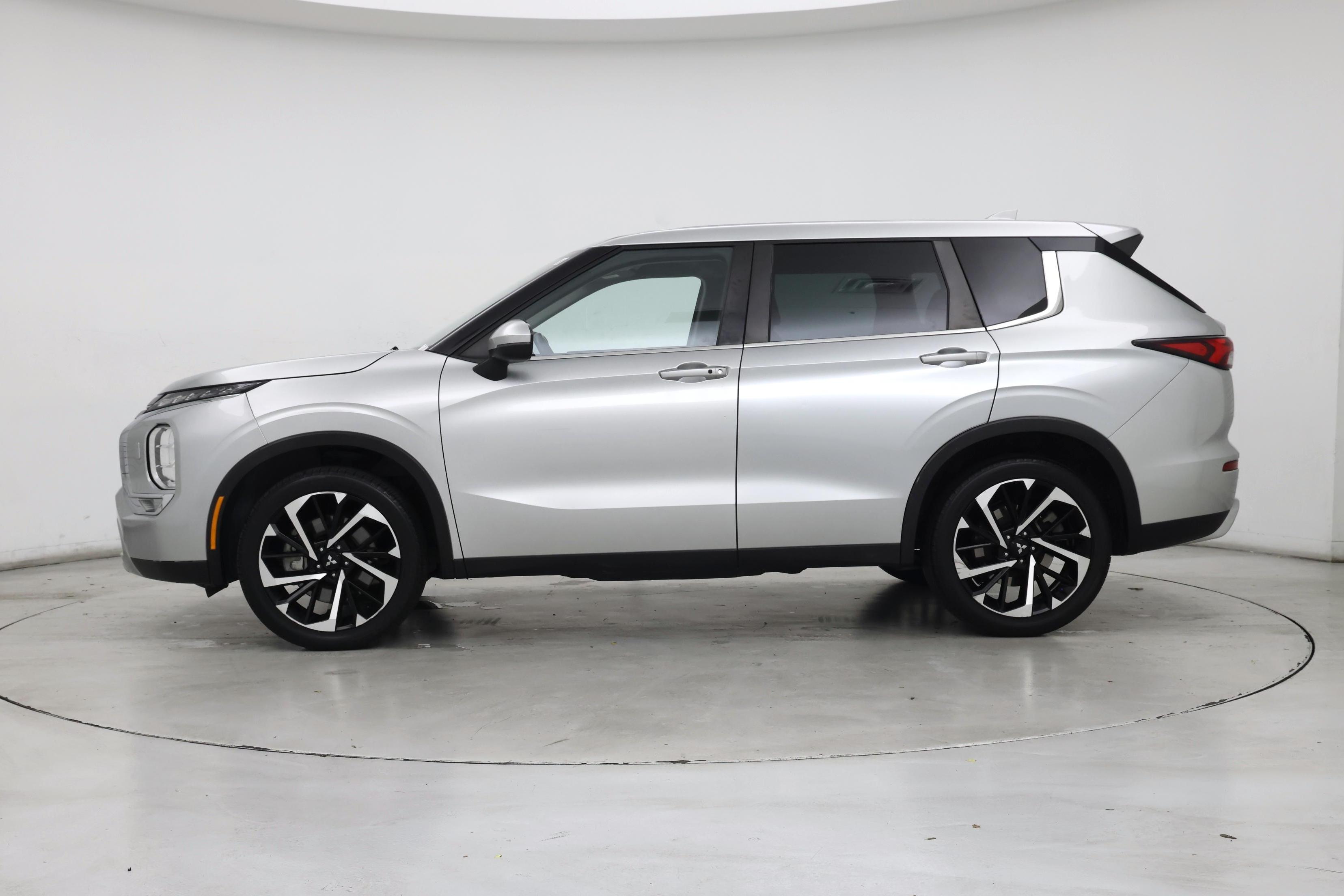 Thumbnail: 2023 Mitsubishi Outlander - 3