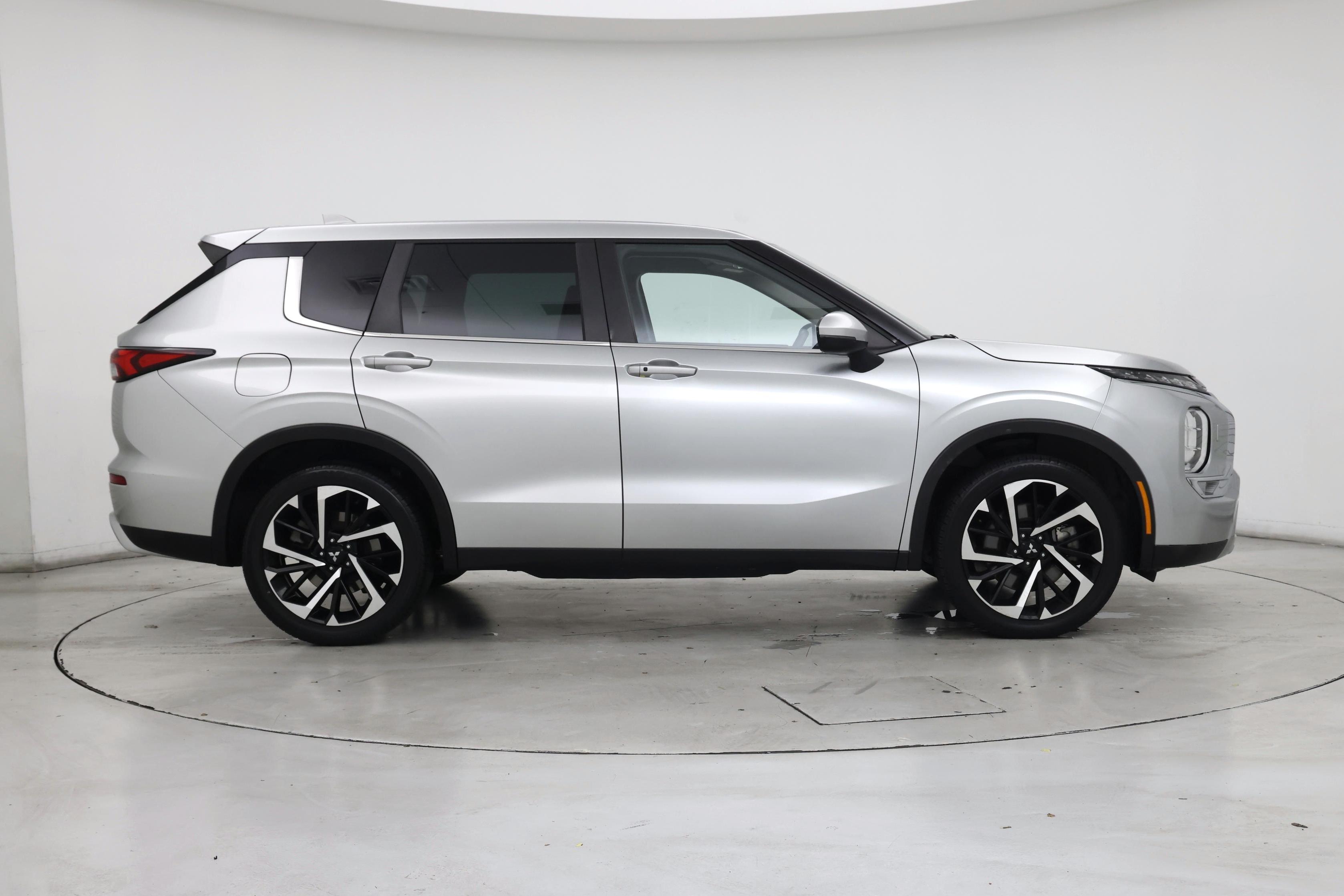 Thumbnail: 2023 Mitsubishi Outlander - 7
