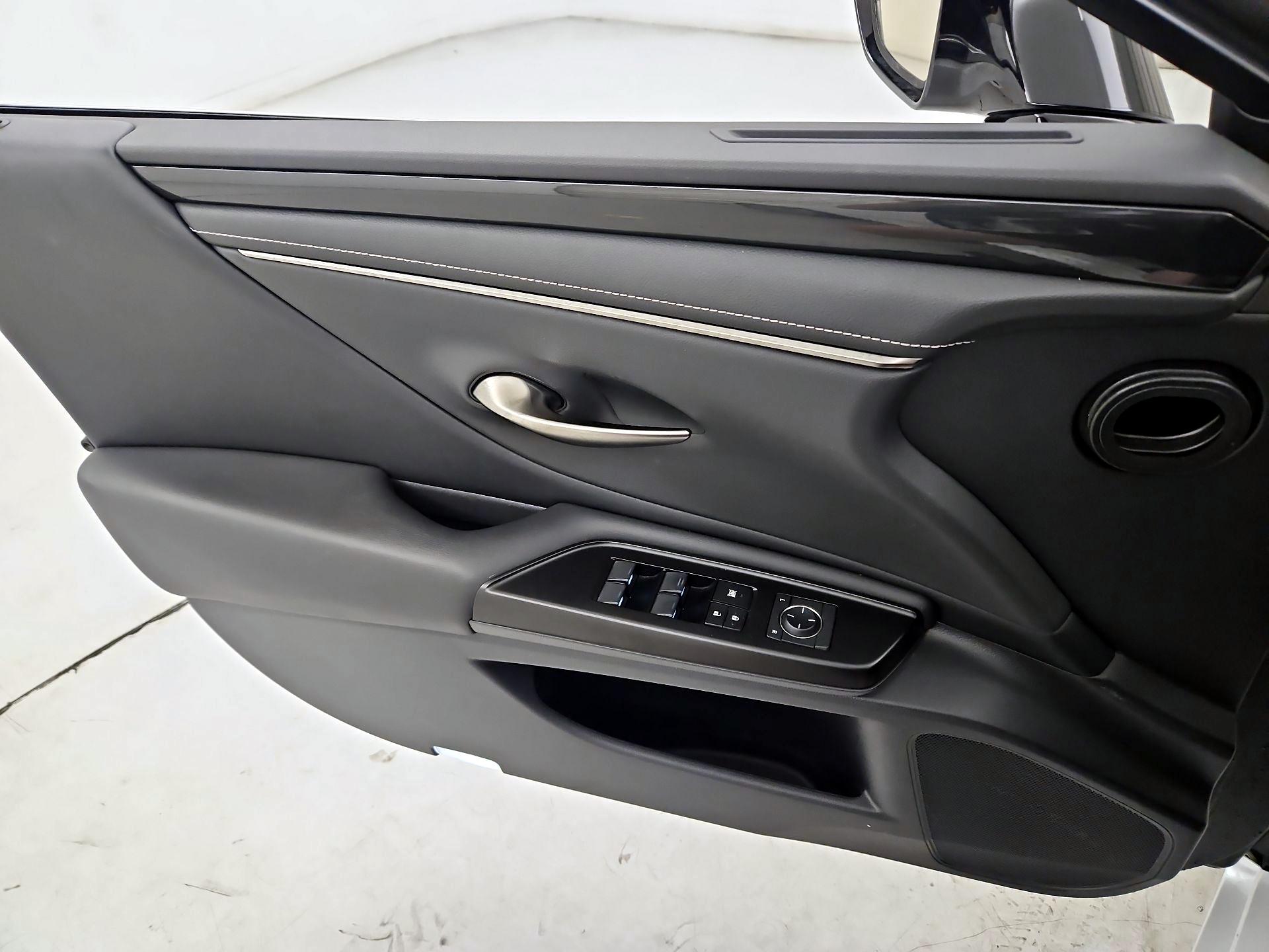 Thumbnail: 2019 Lexus ES - 12