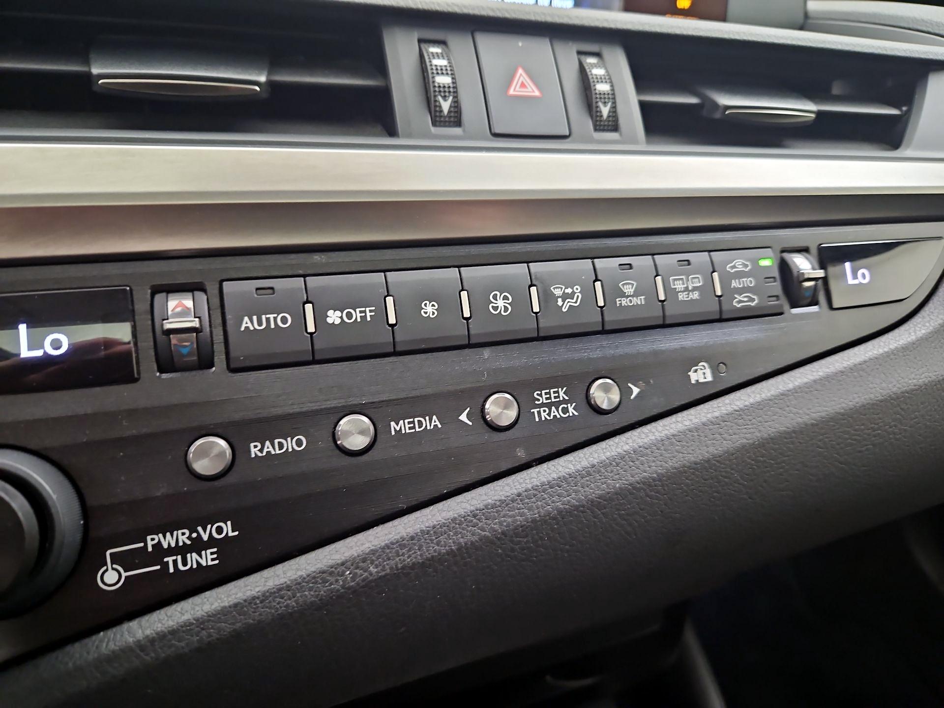 Thumbnail: 2019 Lexus ES - 16