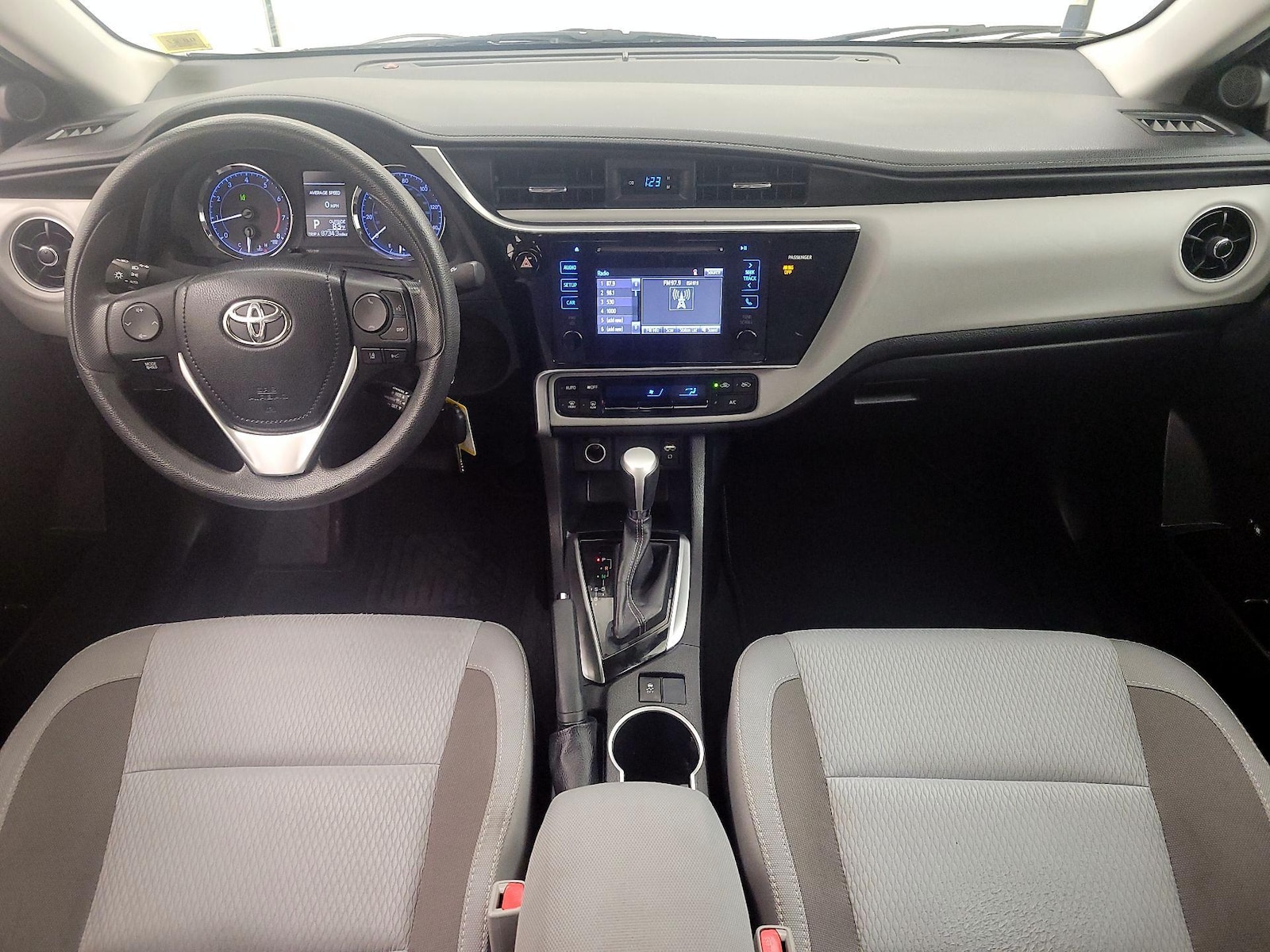 2017 Toyota Corolla LE - Photo 10