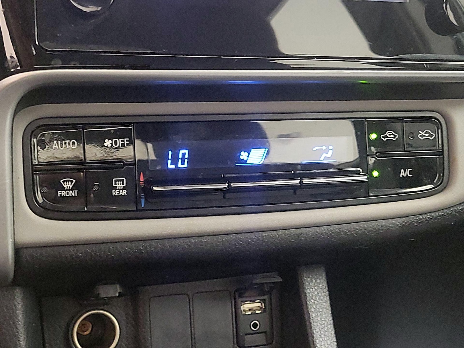 2017 Toyota Corolla LE - Photo 17