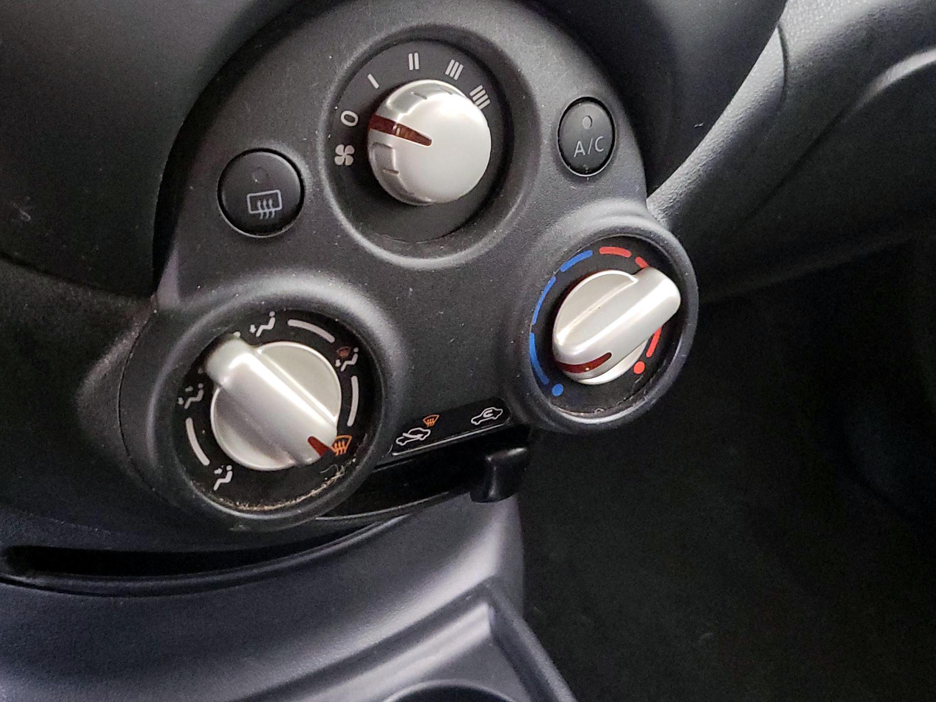 Thumbnail: 2014 Nissan Versa Note - 15
