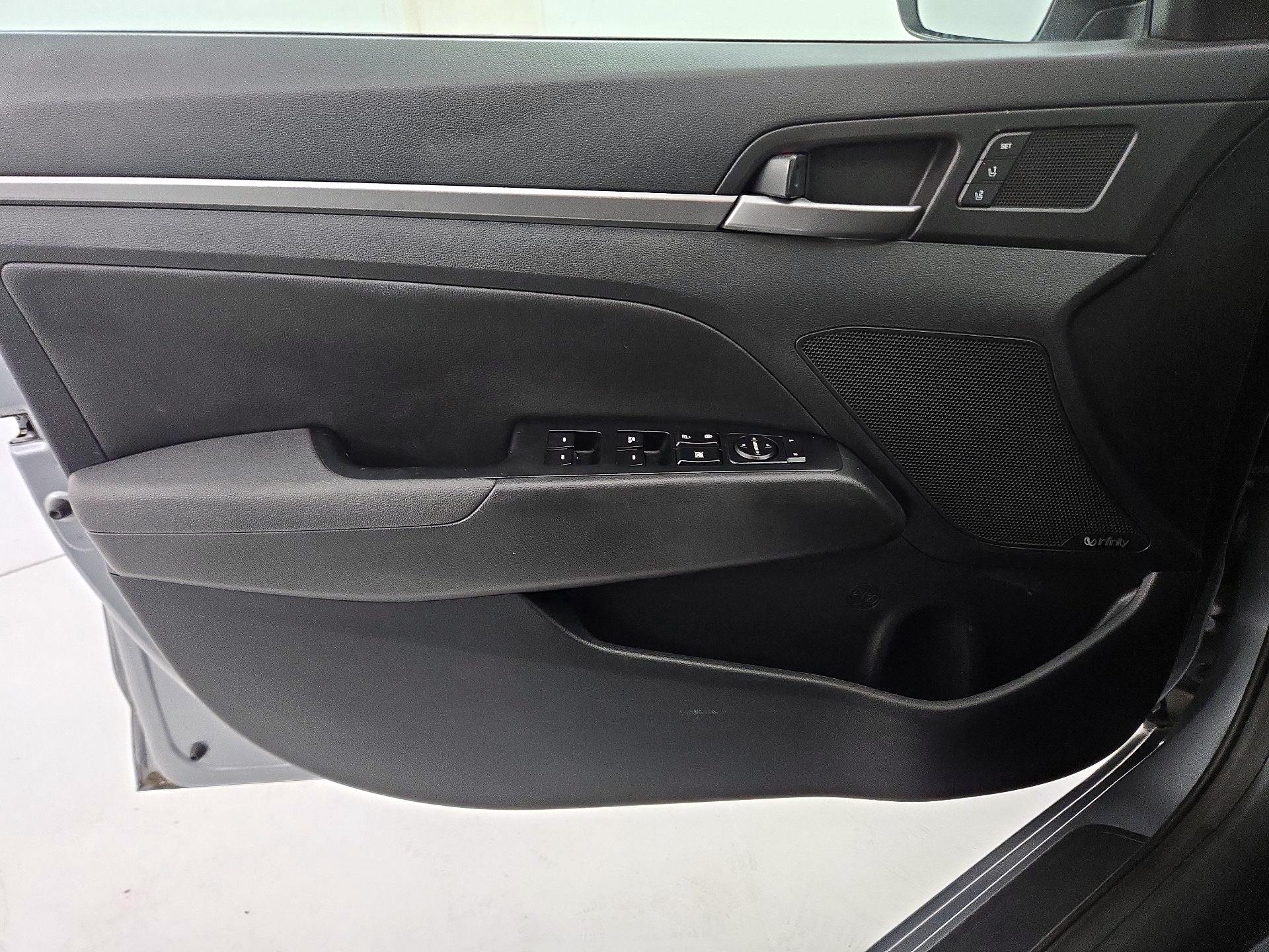 Thumbnail: 2017 Hyundai Elantra - 12