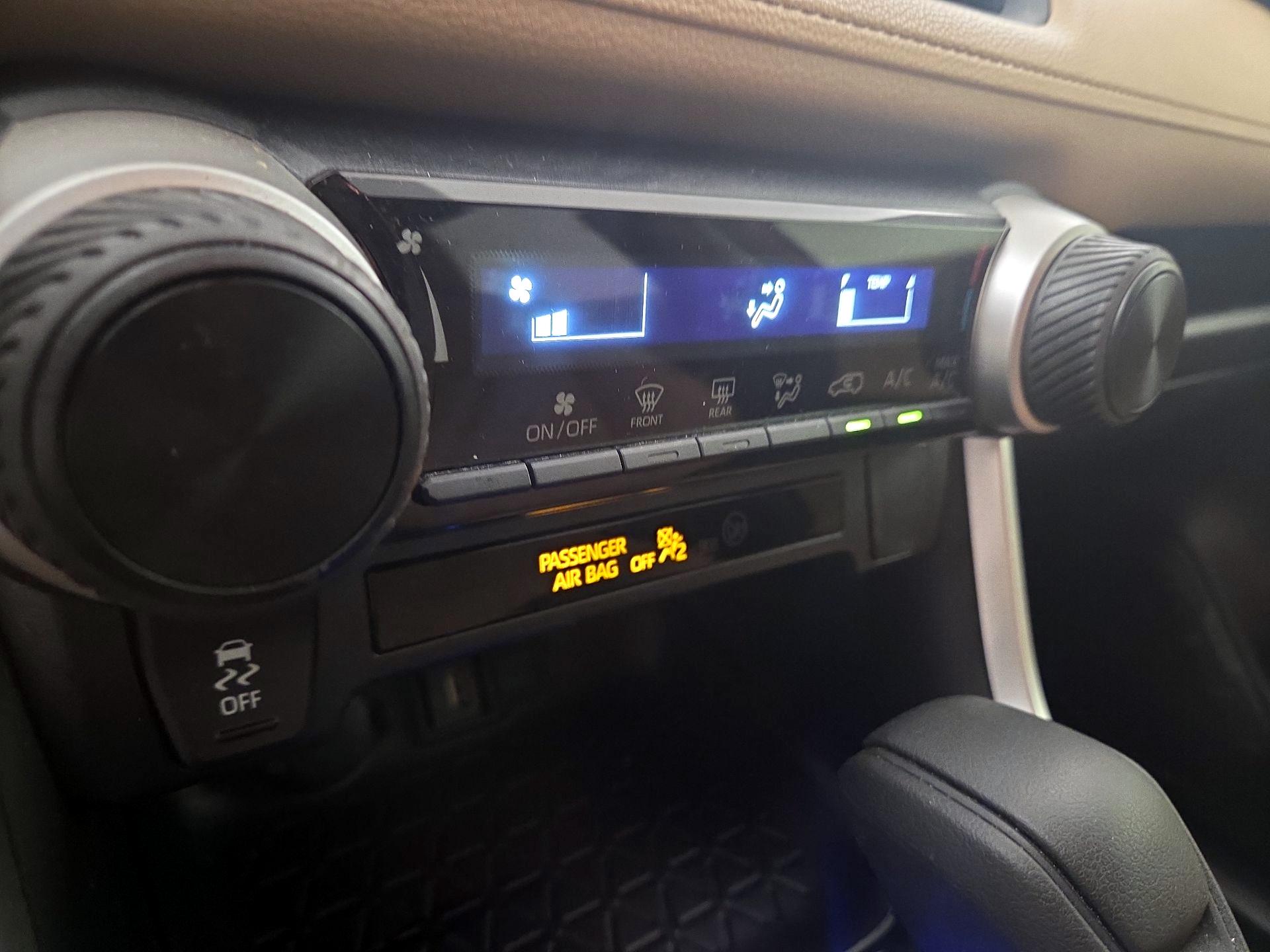 Thumbnail: 2021 Toyota RAV4 - 16