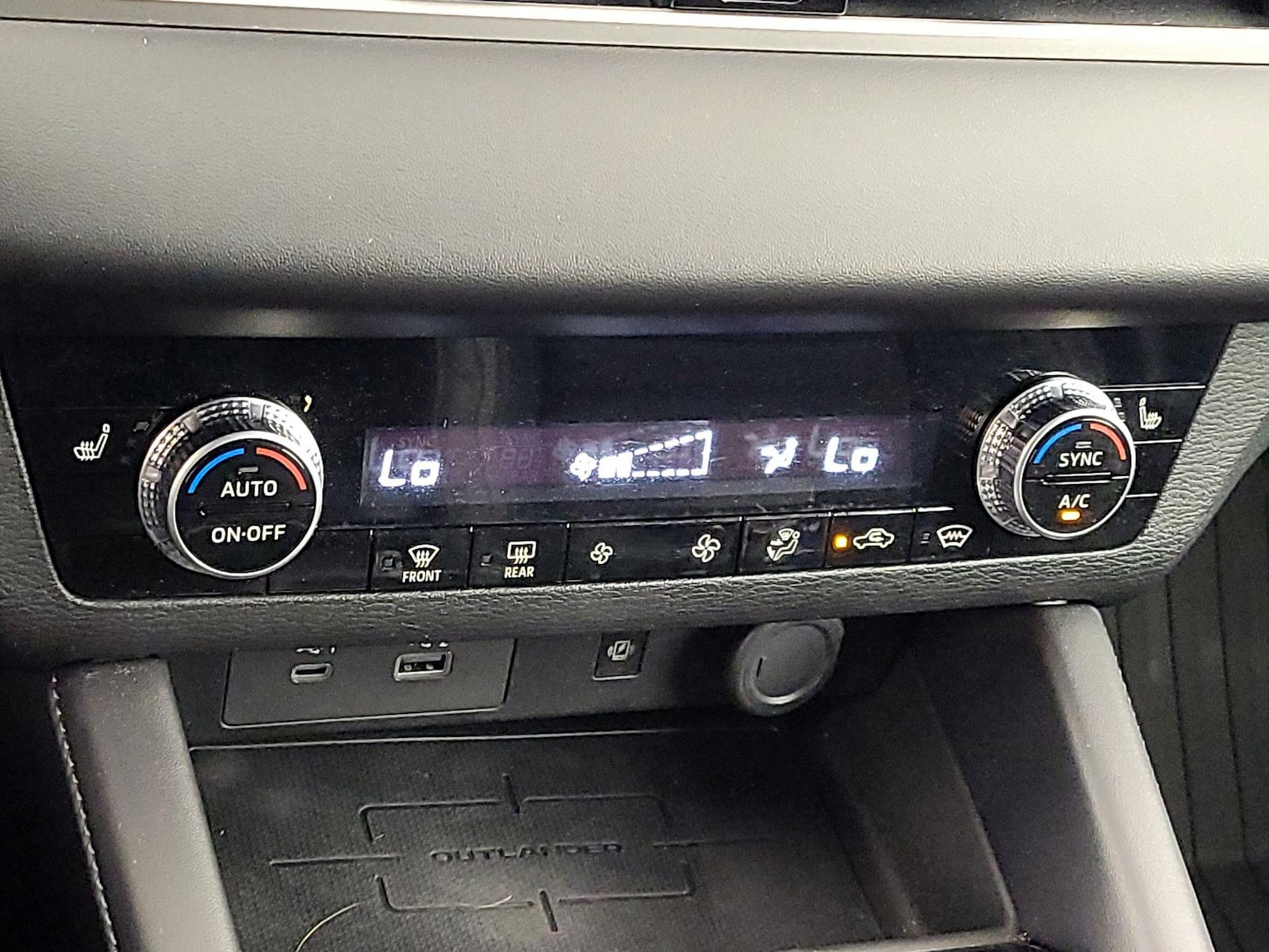 2024 Mitsubishi Outlander SE Black Edition - Photo 18