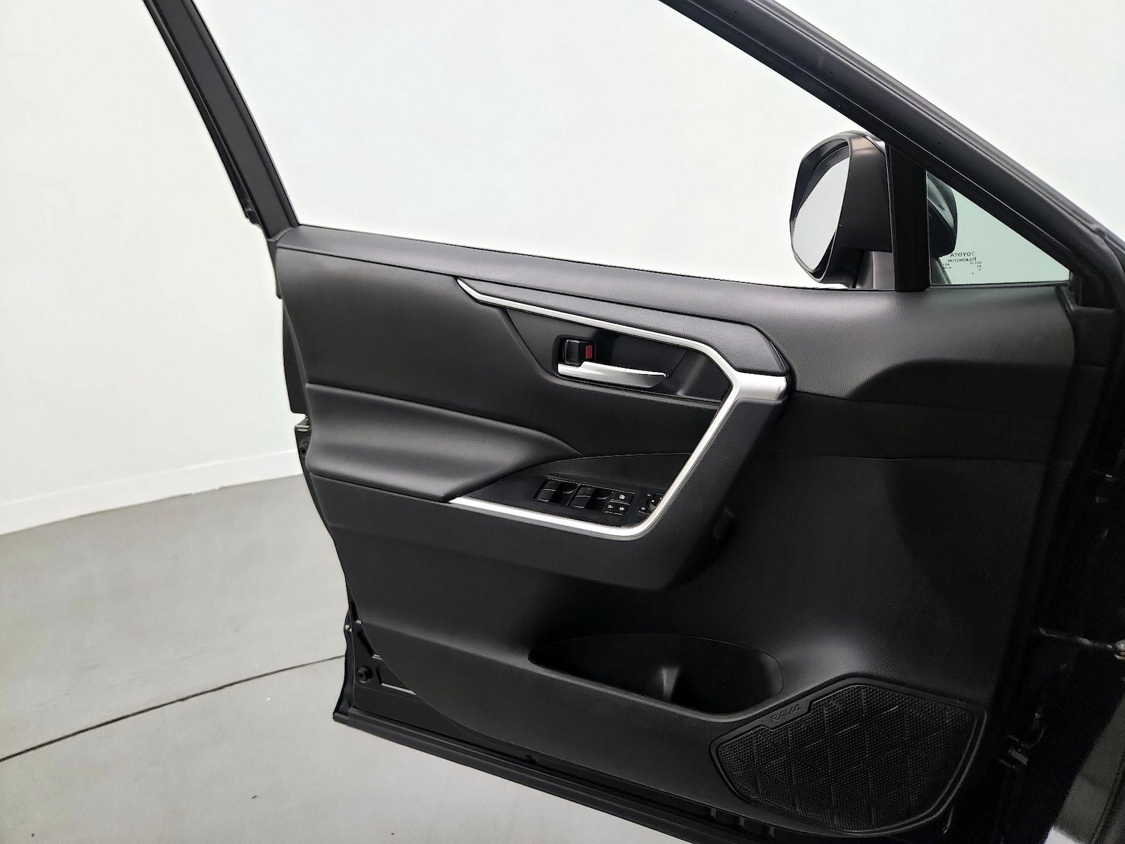 2021 Toyota RAV4 XLE - Photo 13