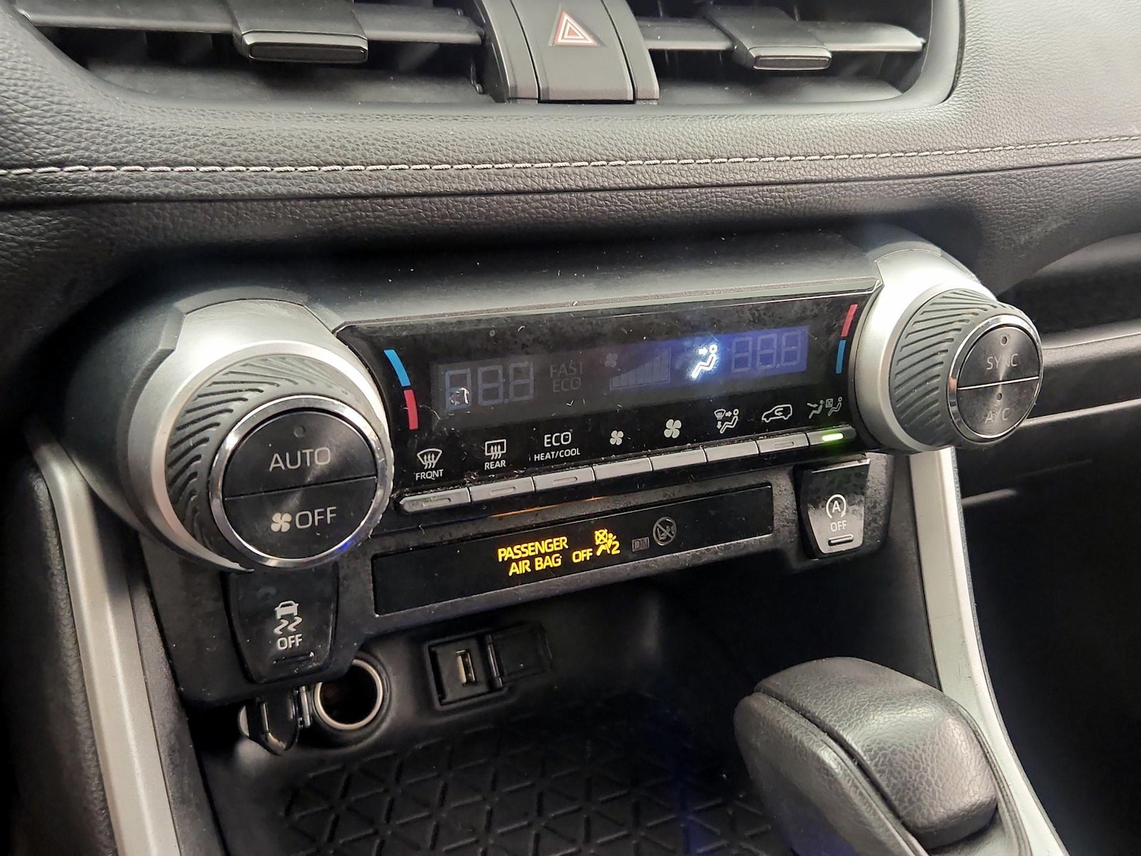 2021 Toyota RAV4 XLE - Photo 17