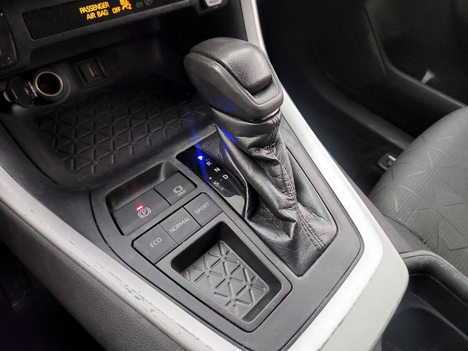 2021 Toyota RAV4 XLE - Photo 18
