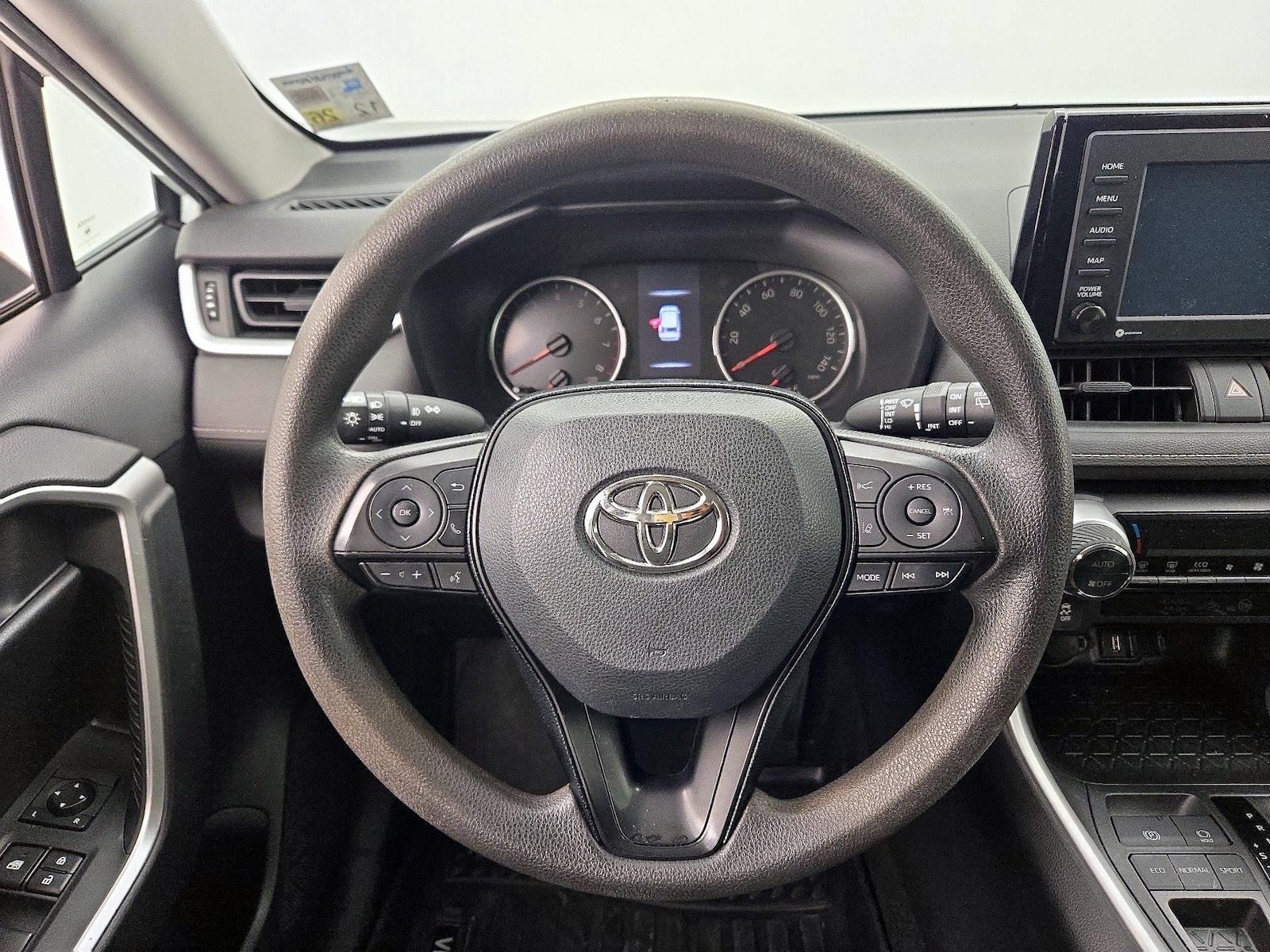 2020 Toyota RAV4 XLE - Photo 11