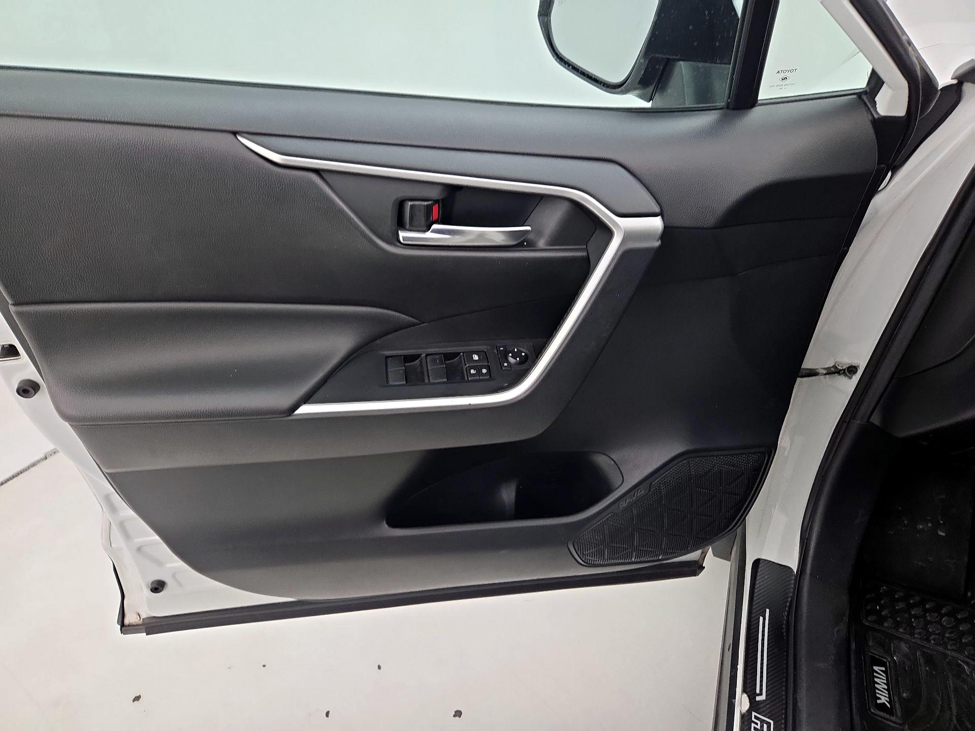 Thumbnail: 2020 Toyota RAV4 - 12