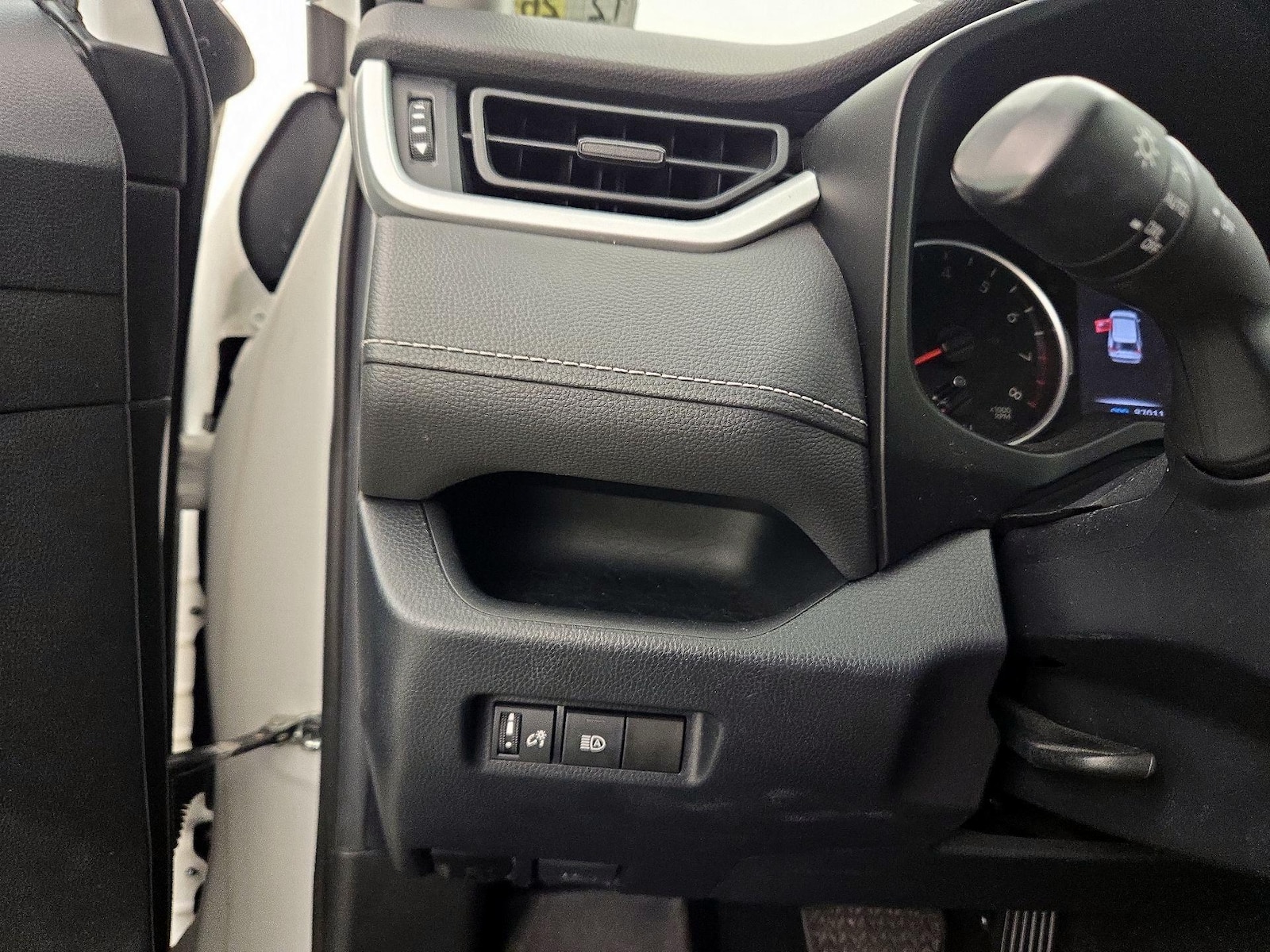 2020 Toyota RAV4 XLE - Photo 14