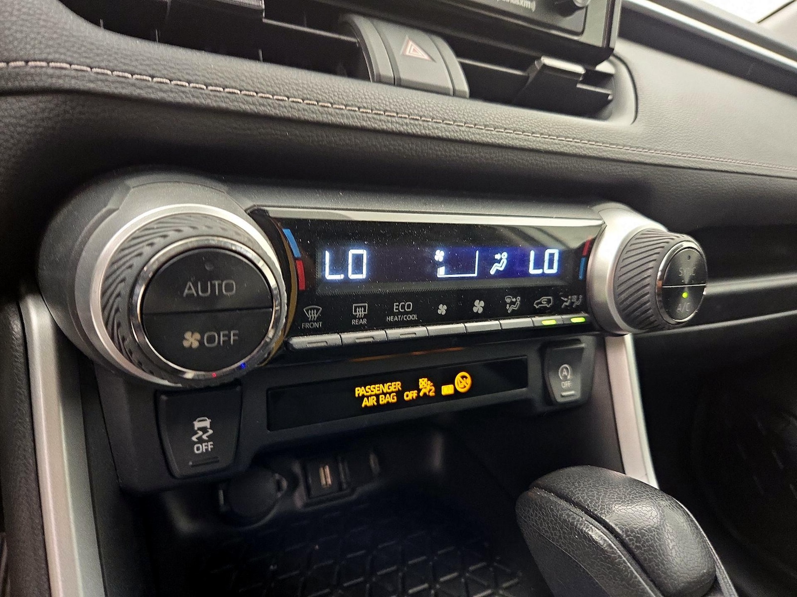 2020 Toyota RAV4 XLE - Photo 17
