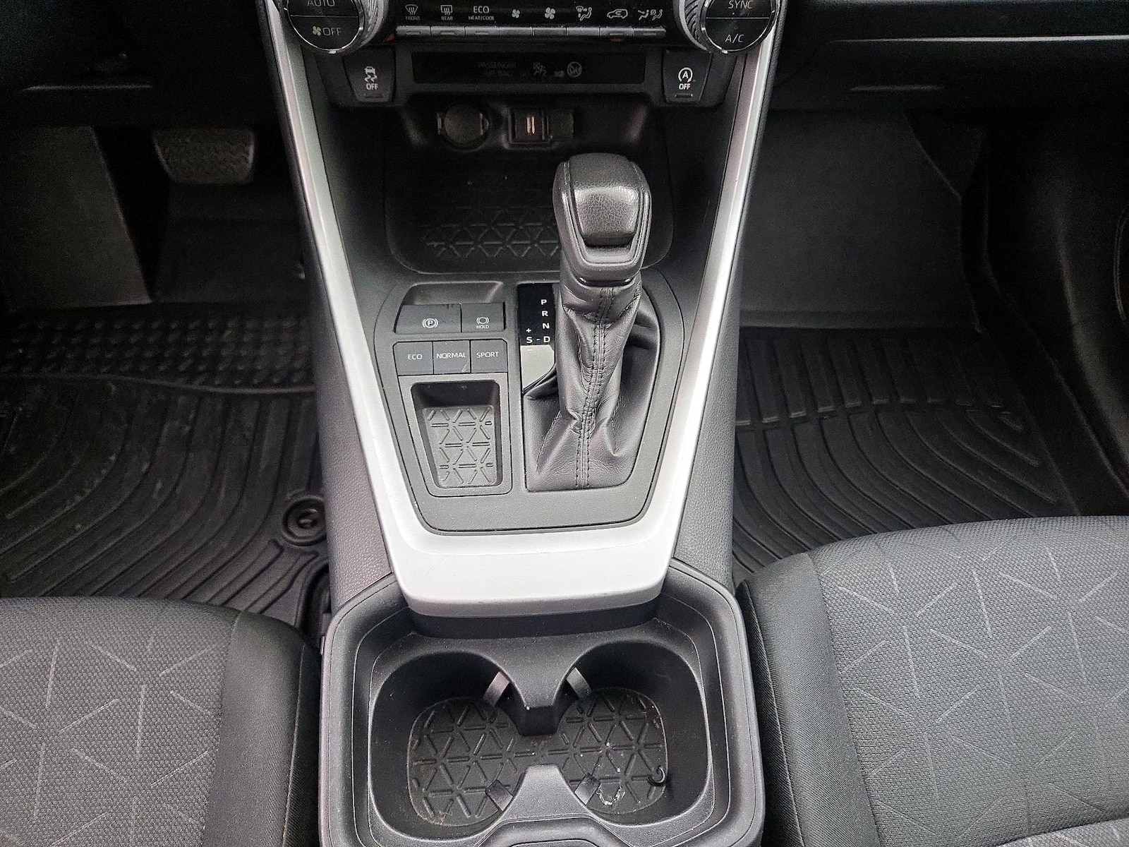 2020 Toyota RAV4 XLE - Photo 18