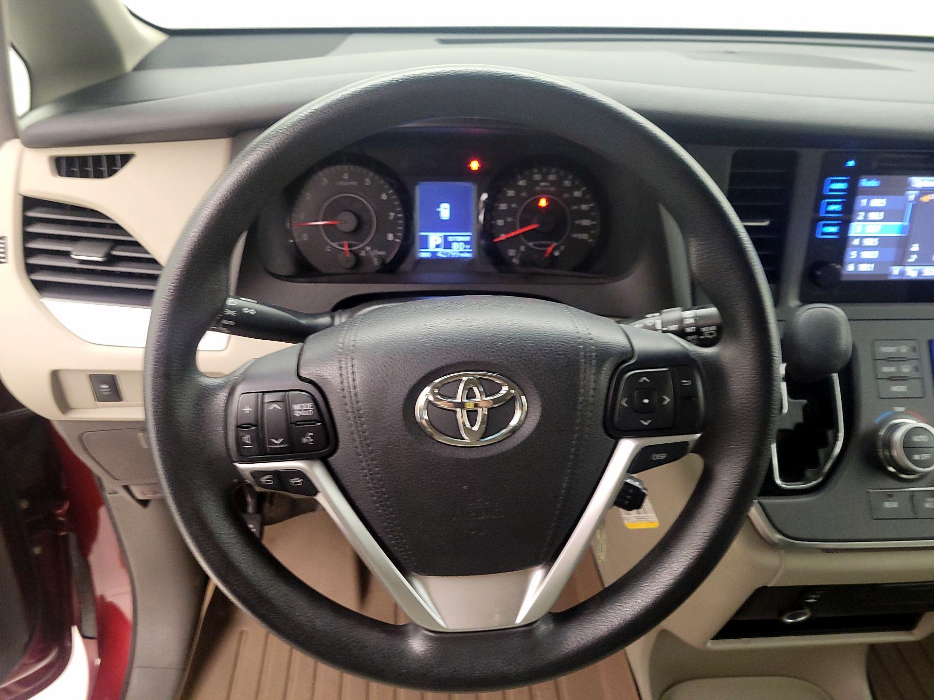 Thumbnail: 2015 Toyota Sienna - 10