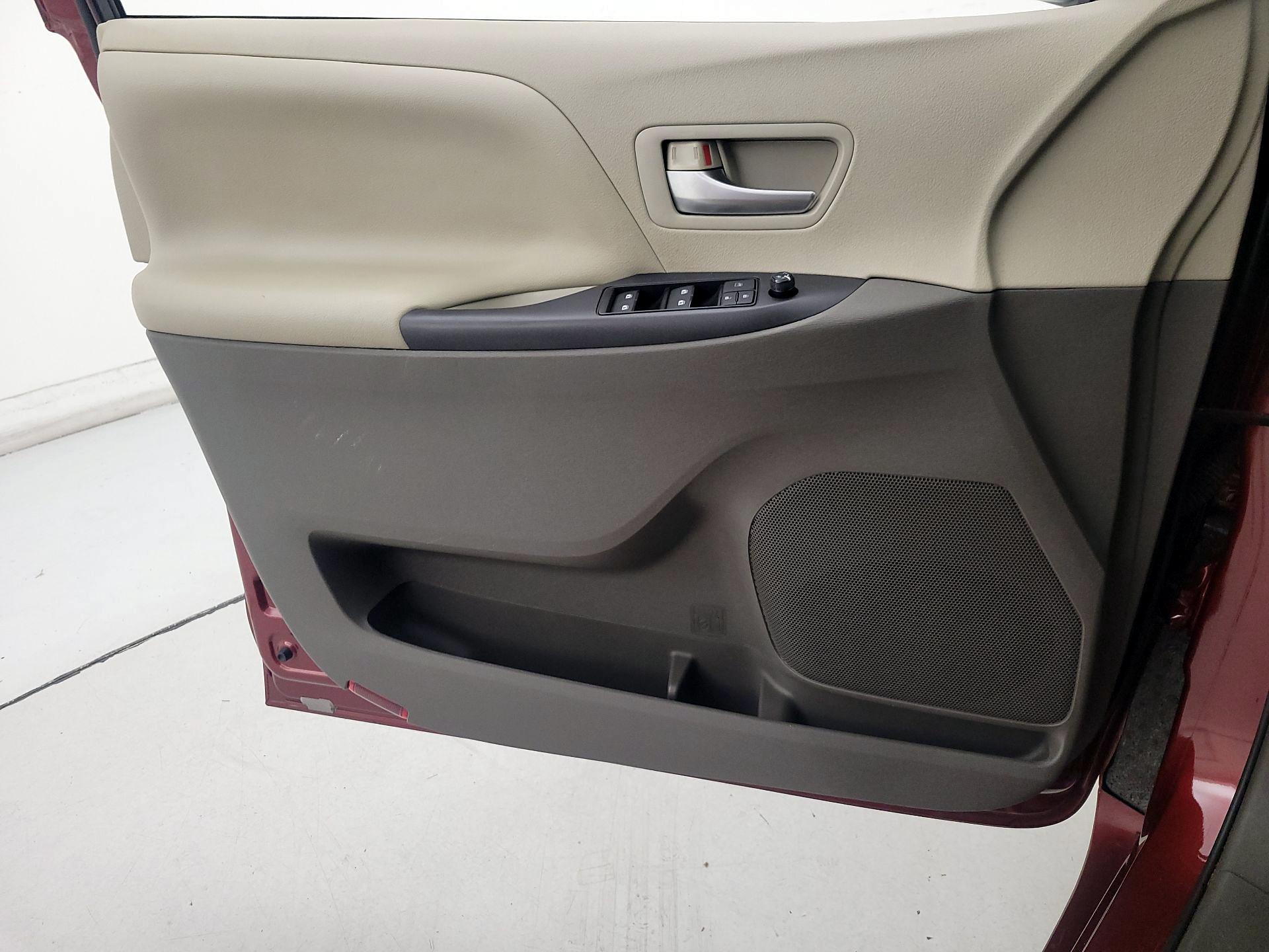 Thumbnail: 2015 Toyota Sienna - 12