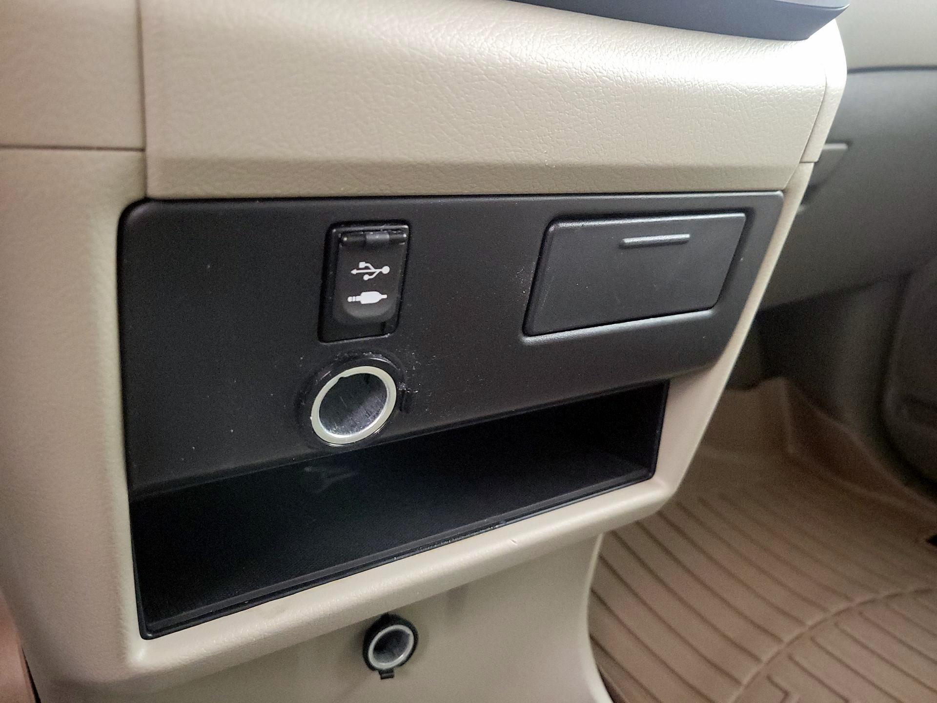 Thumbnail: 2015 Toyota Sienna - 18