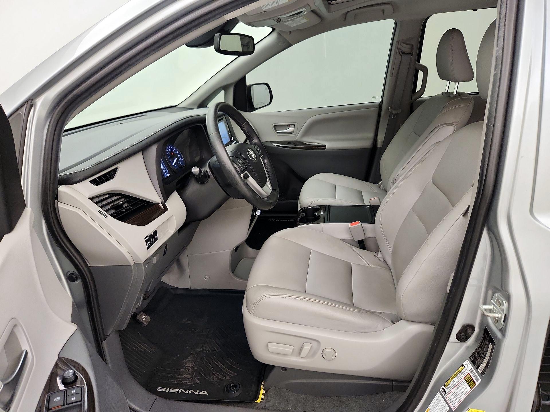 Thumbnail: 2020 Toyota Sienna - 11
