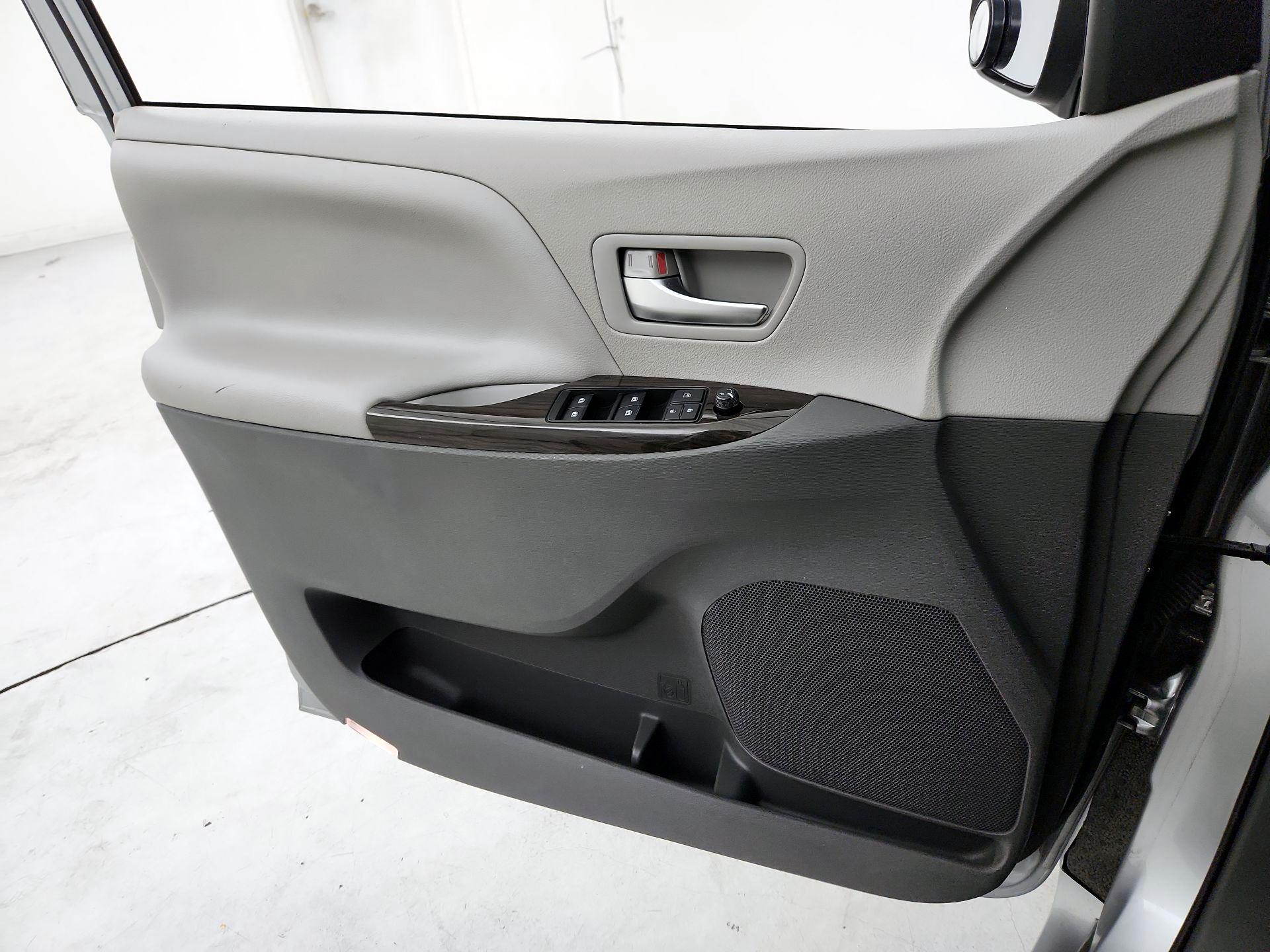 Thumbnail: 2020 Toyota Sienna - 12