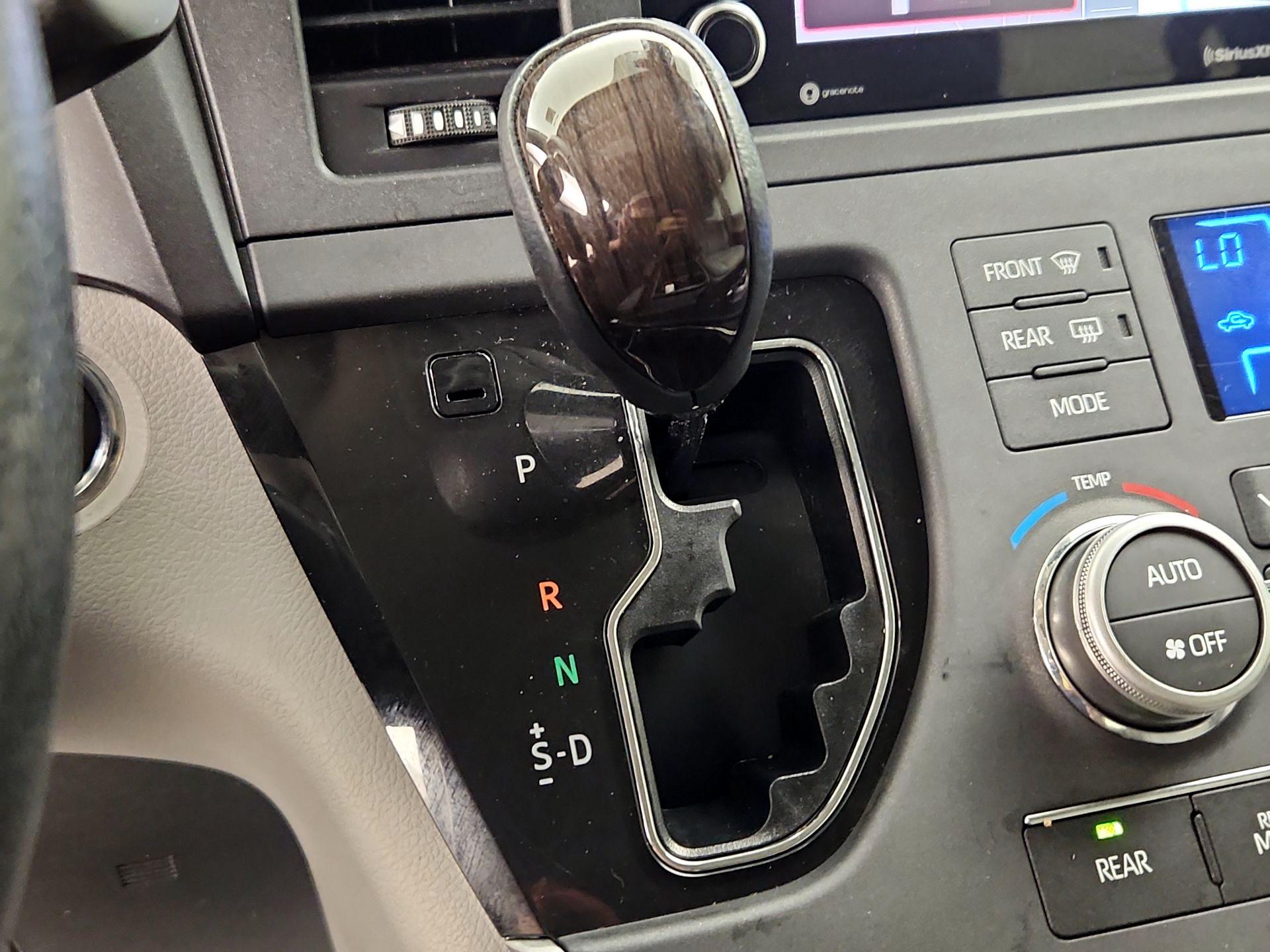 Thumbnail: 2020 Toyota Sienna - 18