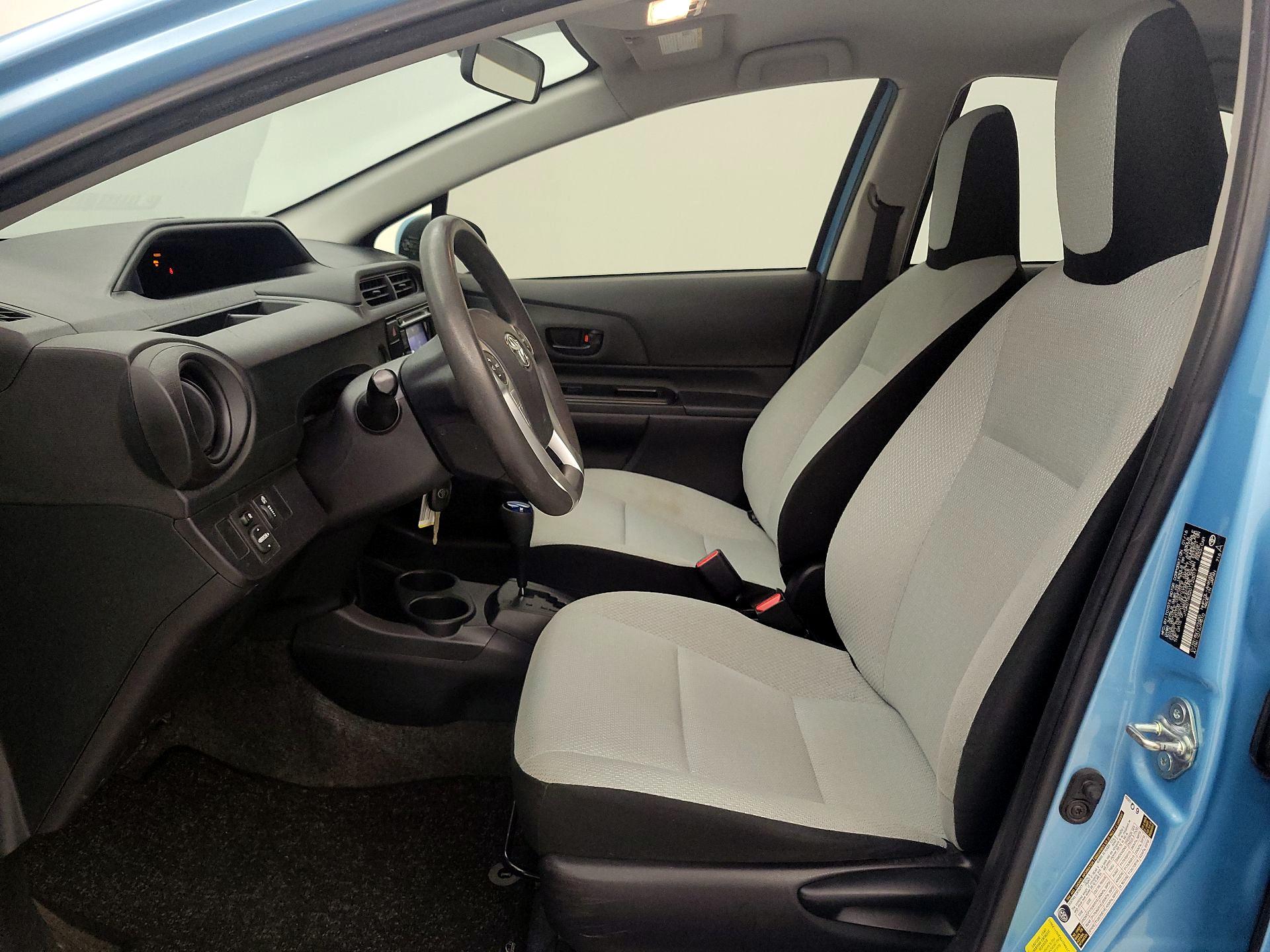 Thumbnail: 2016 Toyota Prius c - 9