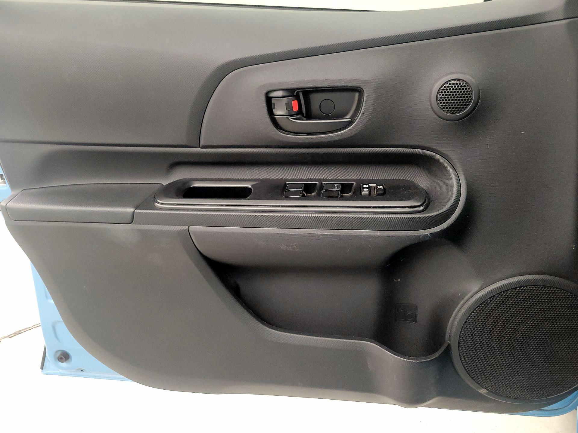 Thumbnail: 2016 Toyota Prius c - 10