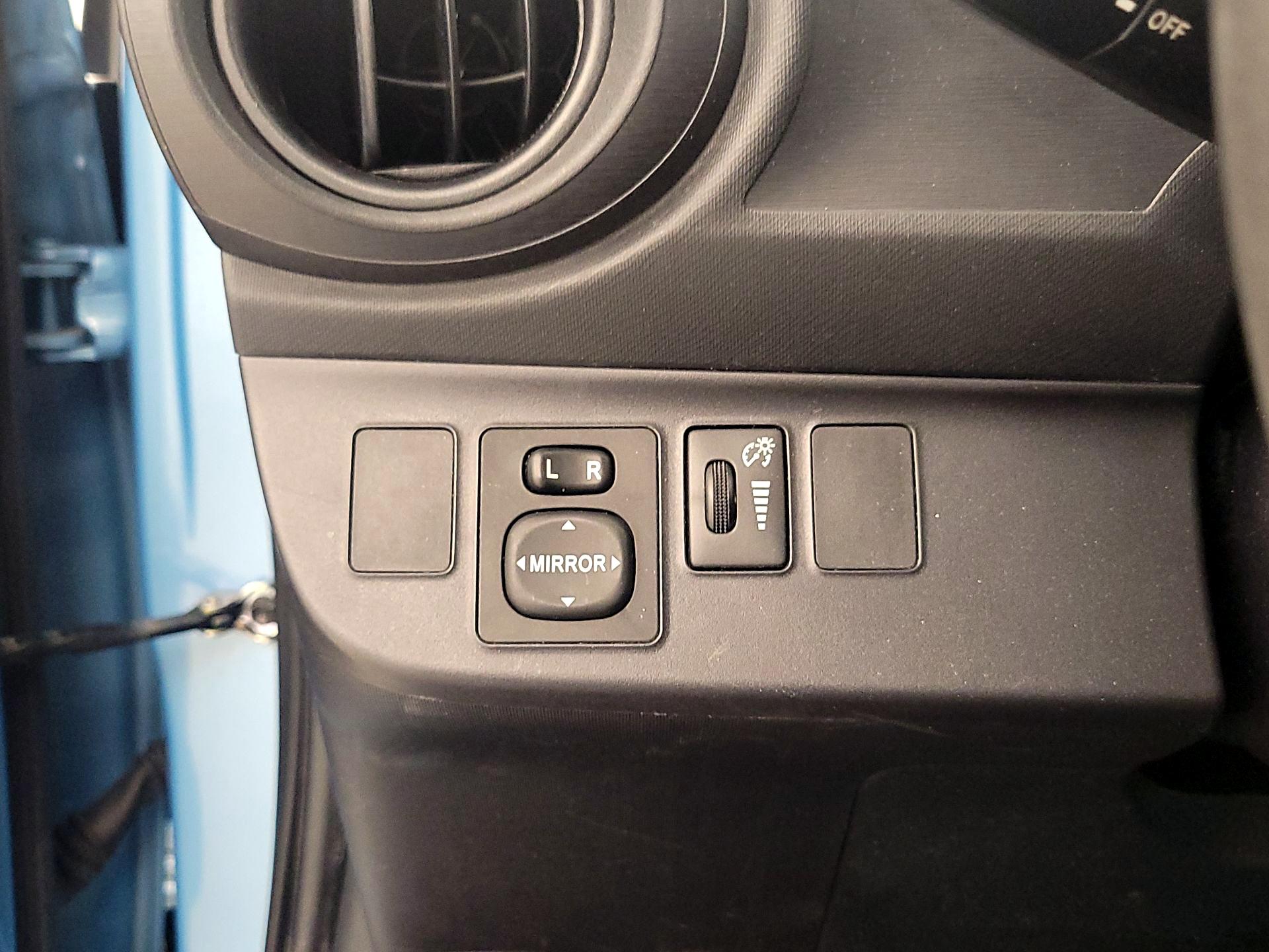 Thumbnail: 2016 Toyota Prius c - 11
