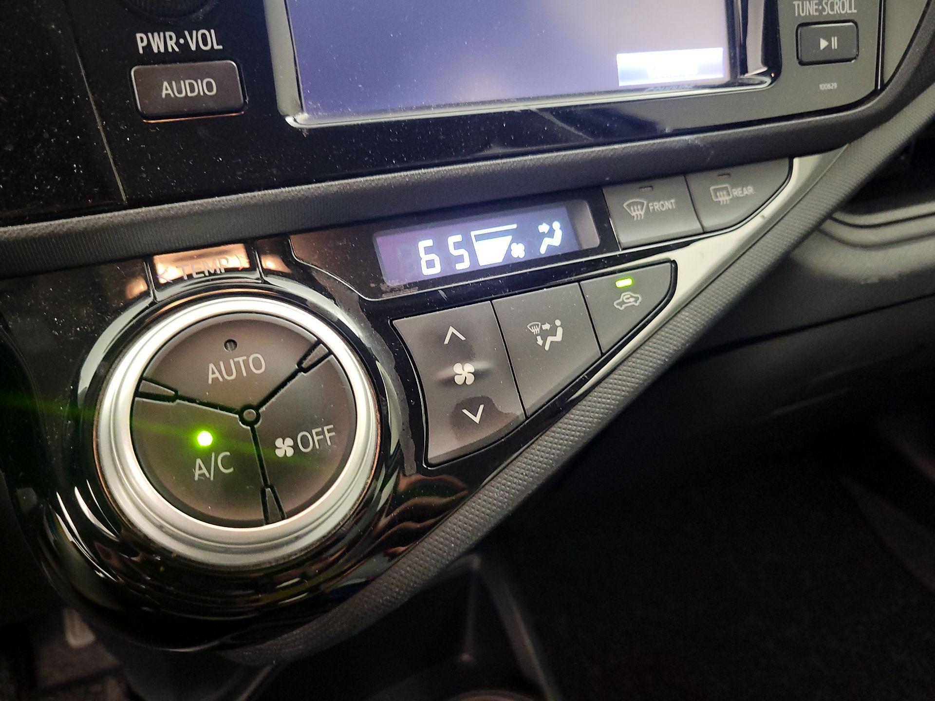 Thumbnail: 2016 Toyota Prius c - 13