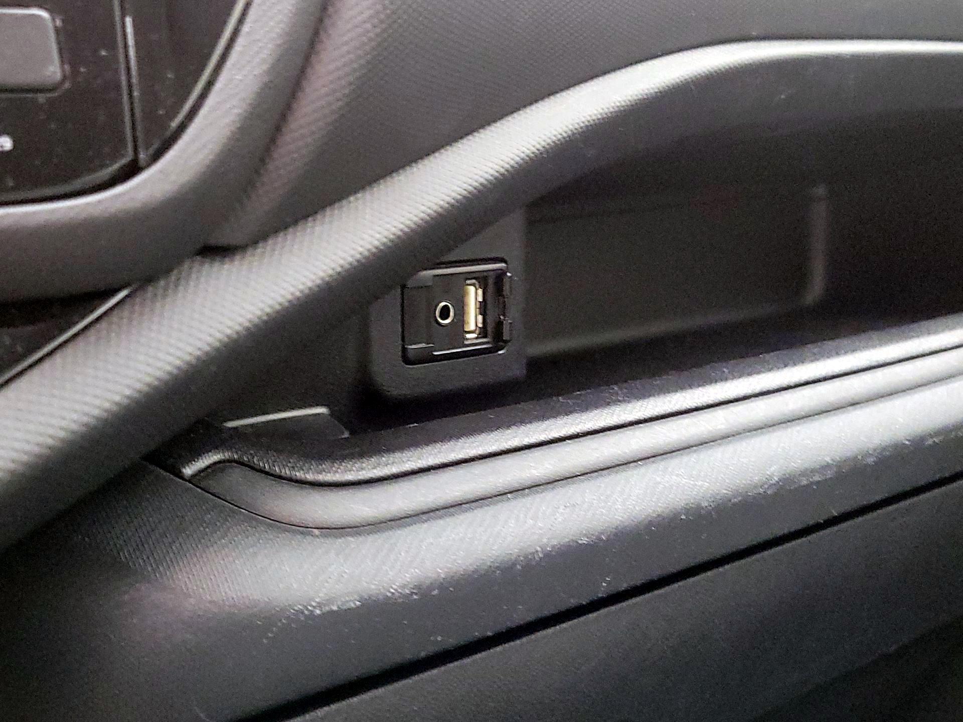 Thumbnail: 2016 Toyota Prius c - 15