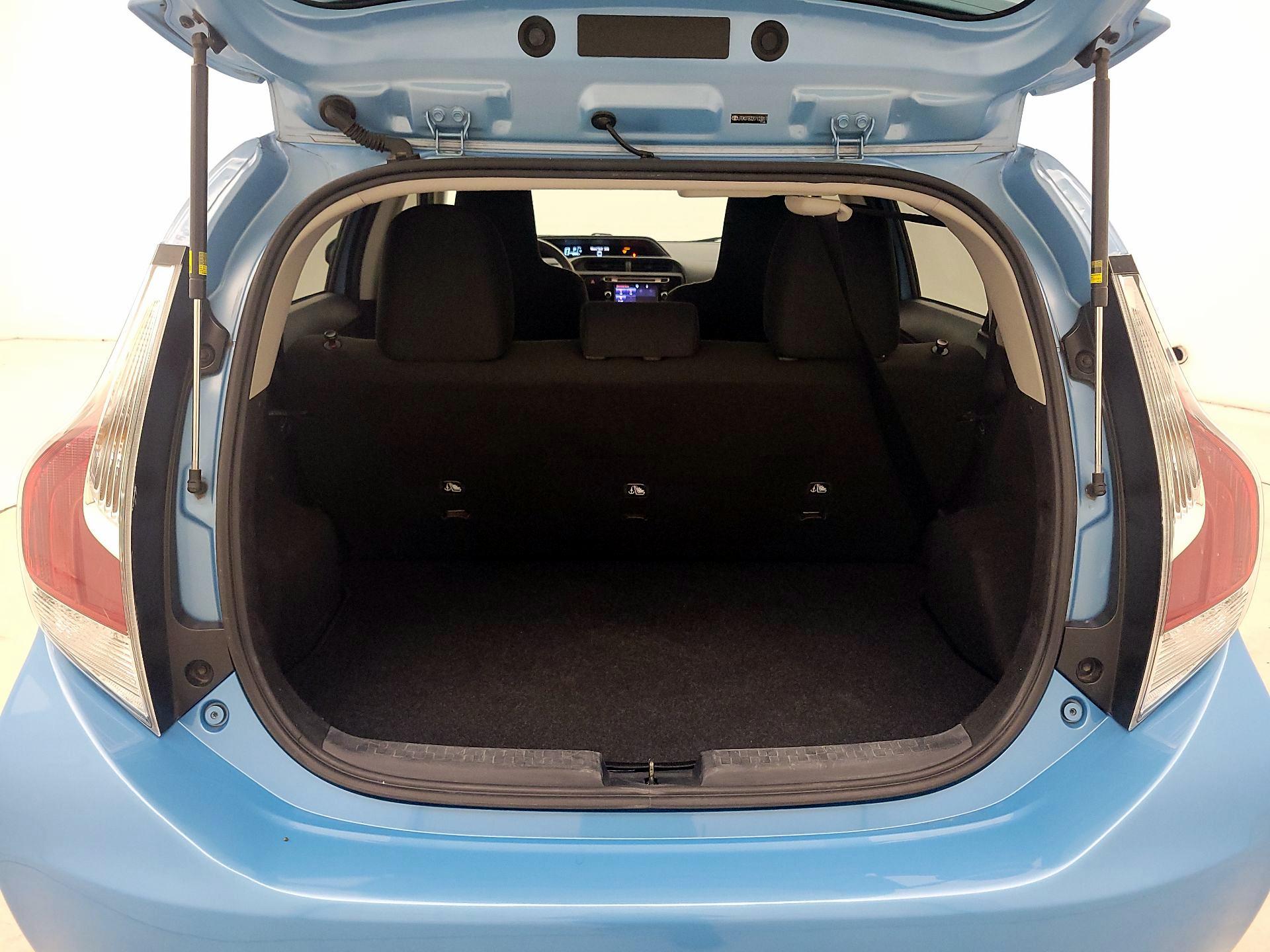 Thumbnail: 2016 Toyota Prius c - 17