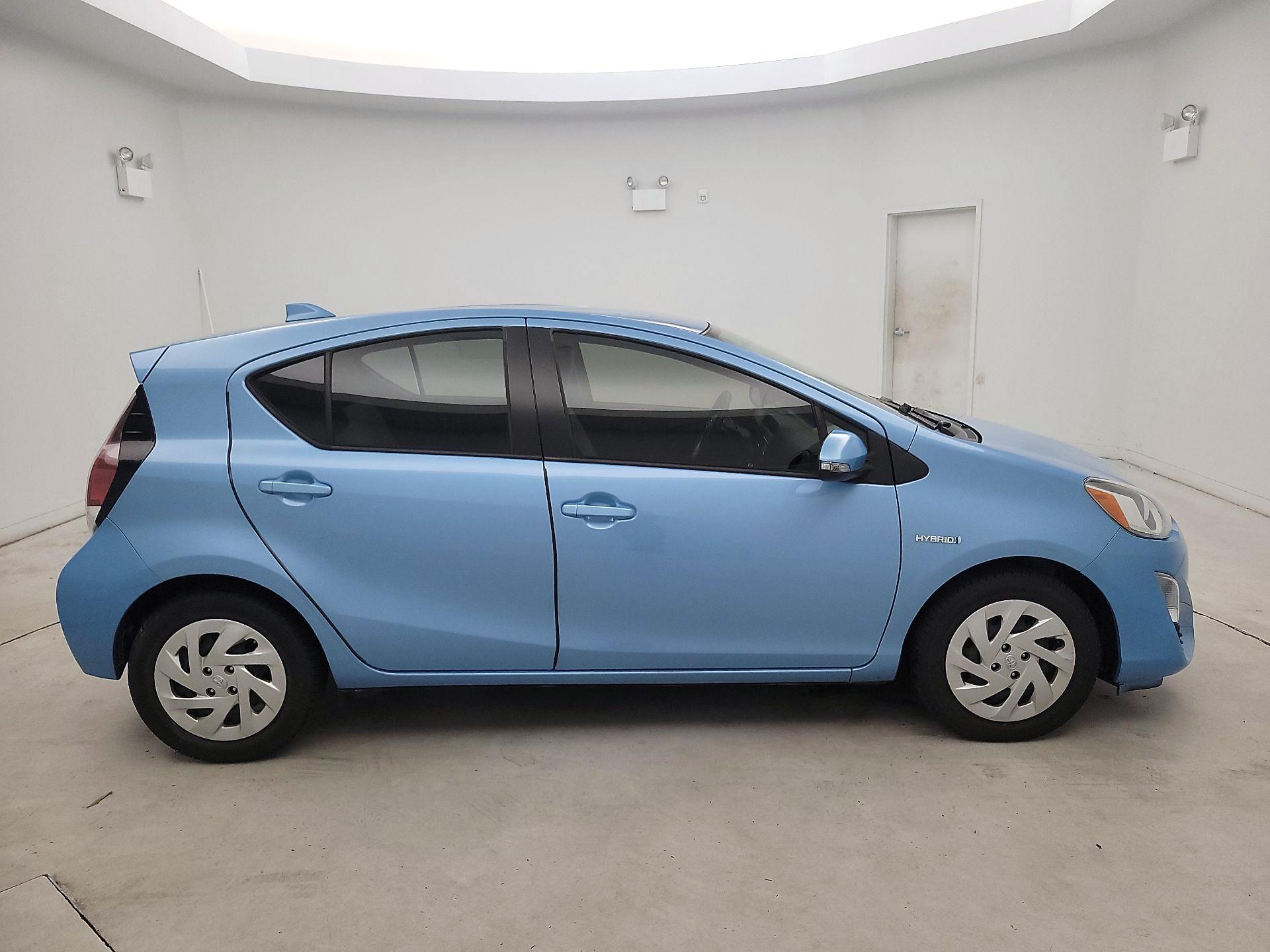 Thumbnail: 2016 Toyota Prius c - 4