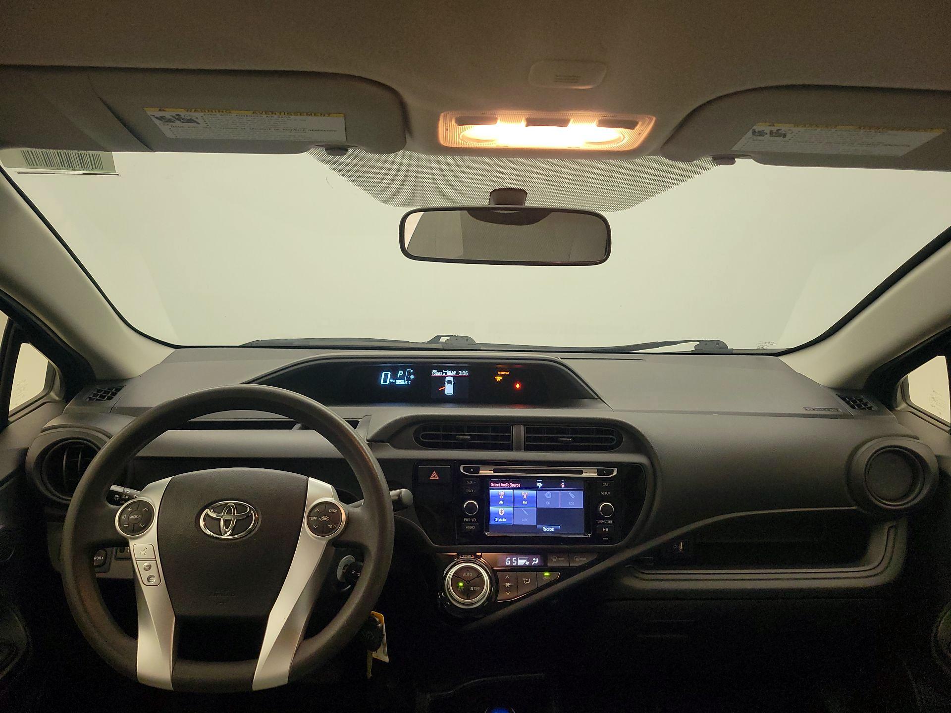 Thumbnail: 2016 Toyota Prius c - 8