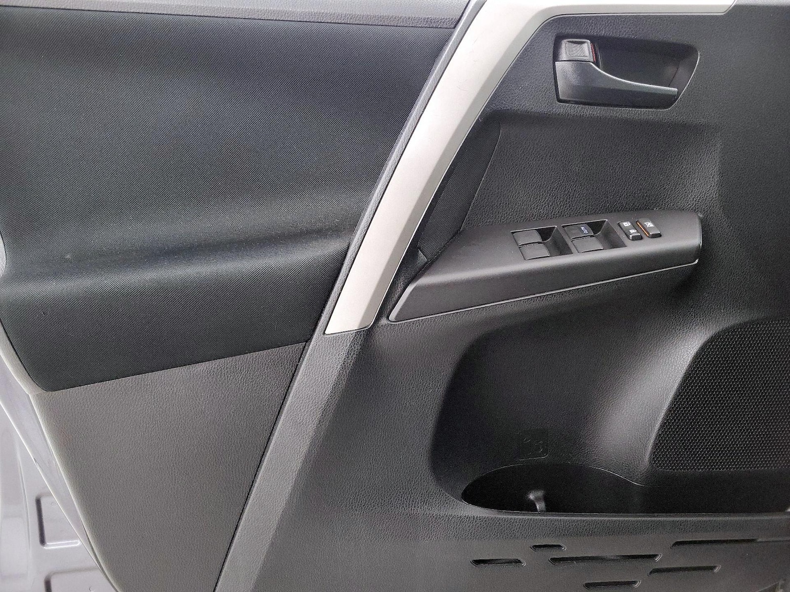 2018 Toyota RAV4 LE - Photo 13